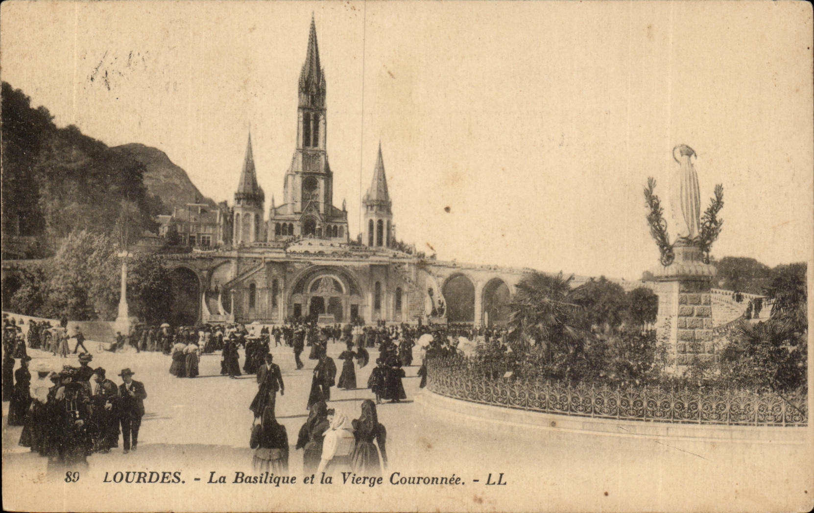 Lourdes CPA the basilica and the virgin couronnee