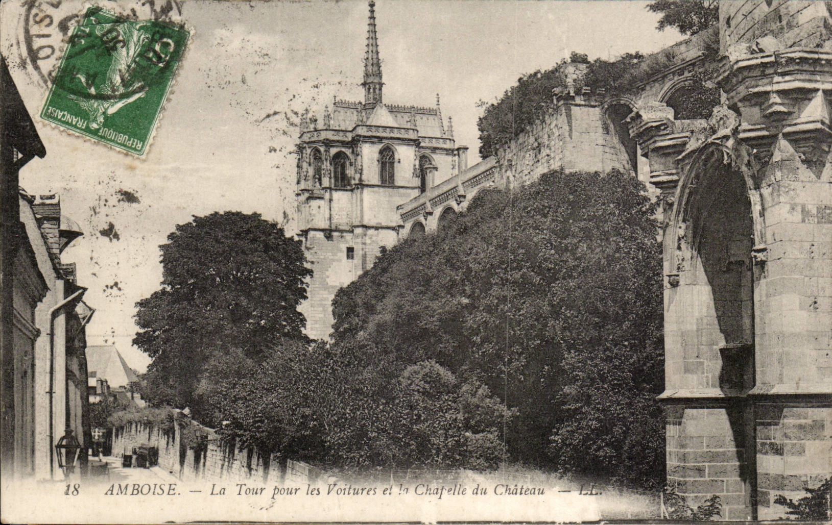 Amboise CPA La tour pour les voitures et la chapelle du chateau