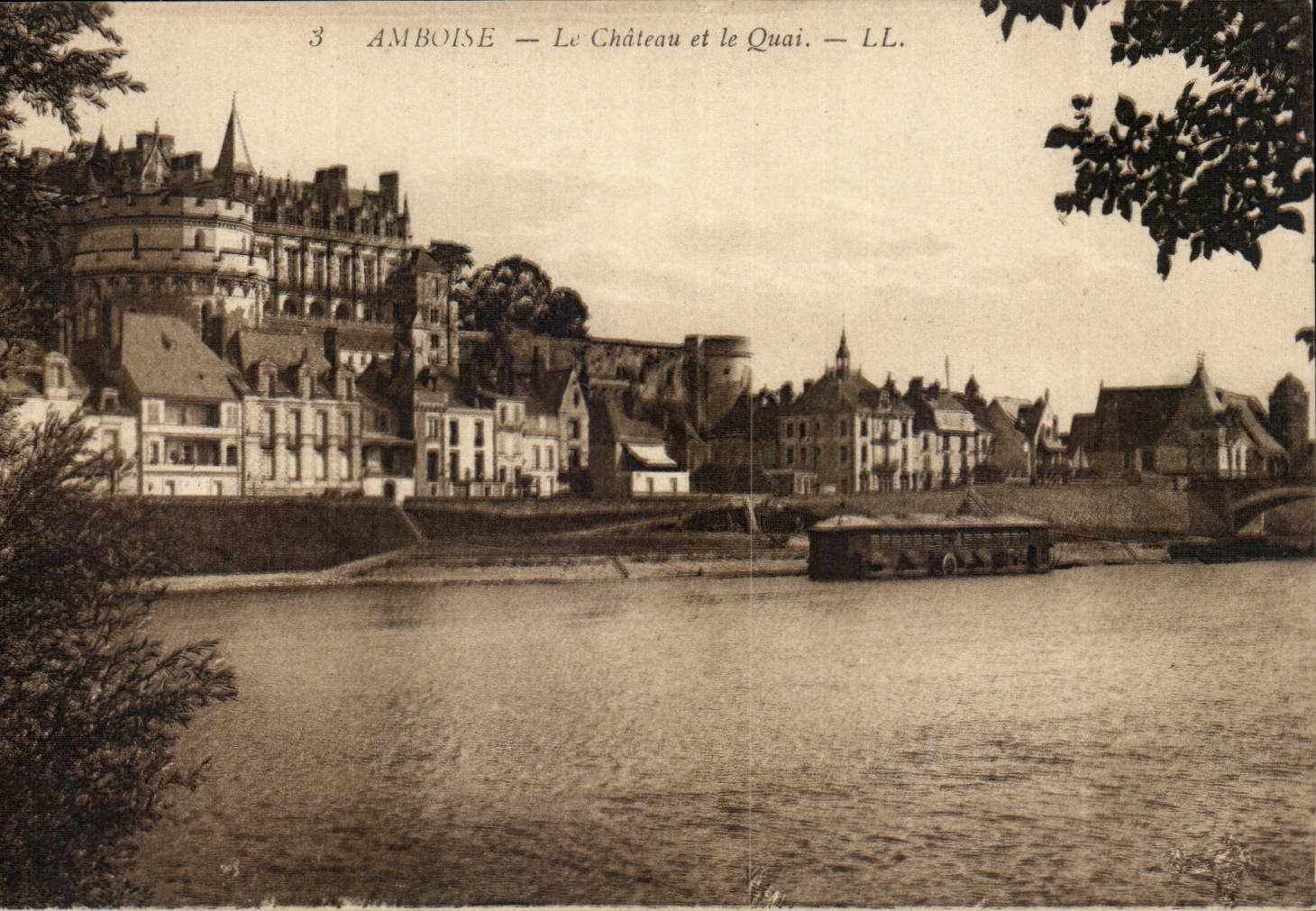 Amboise CPA Le chateau et le quai
