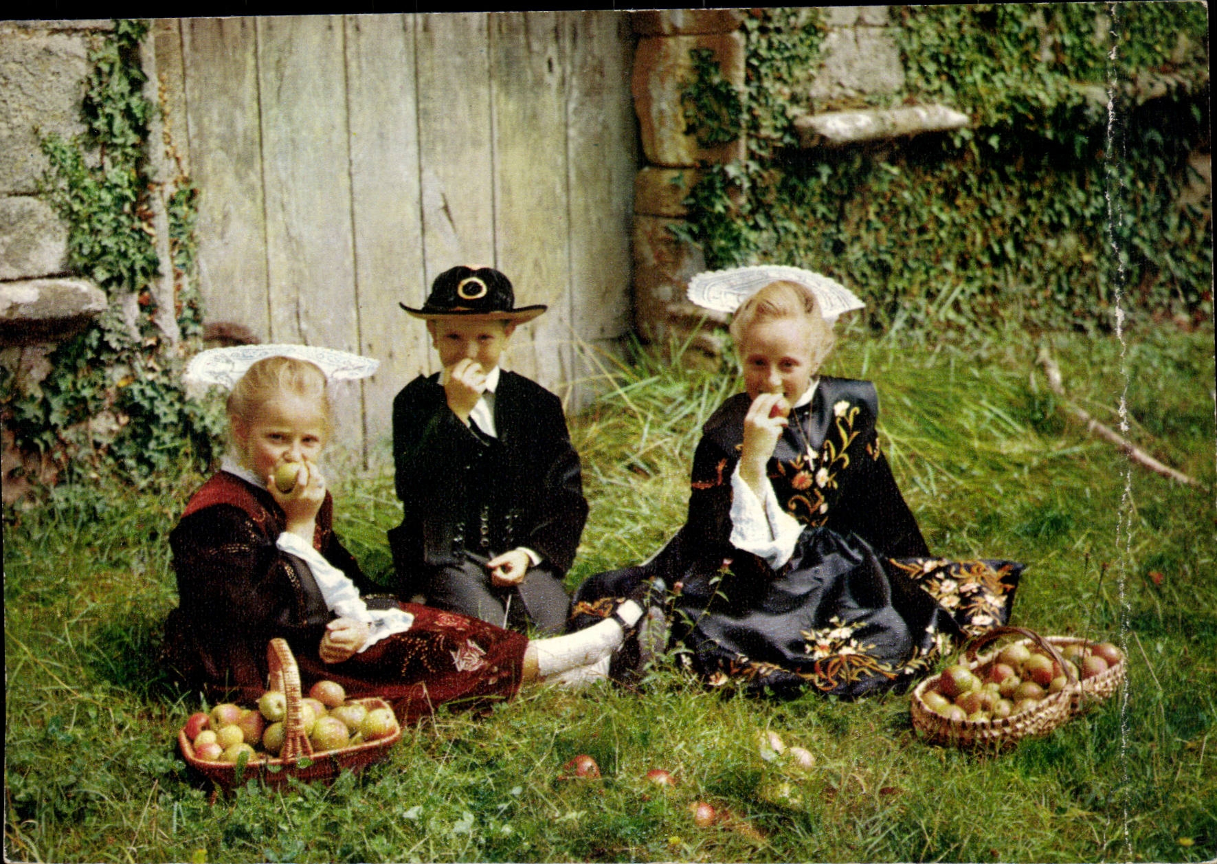 MODERN CARD Folklore of Brittany Lorient Area