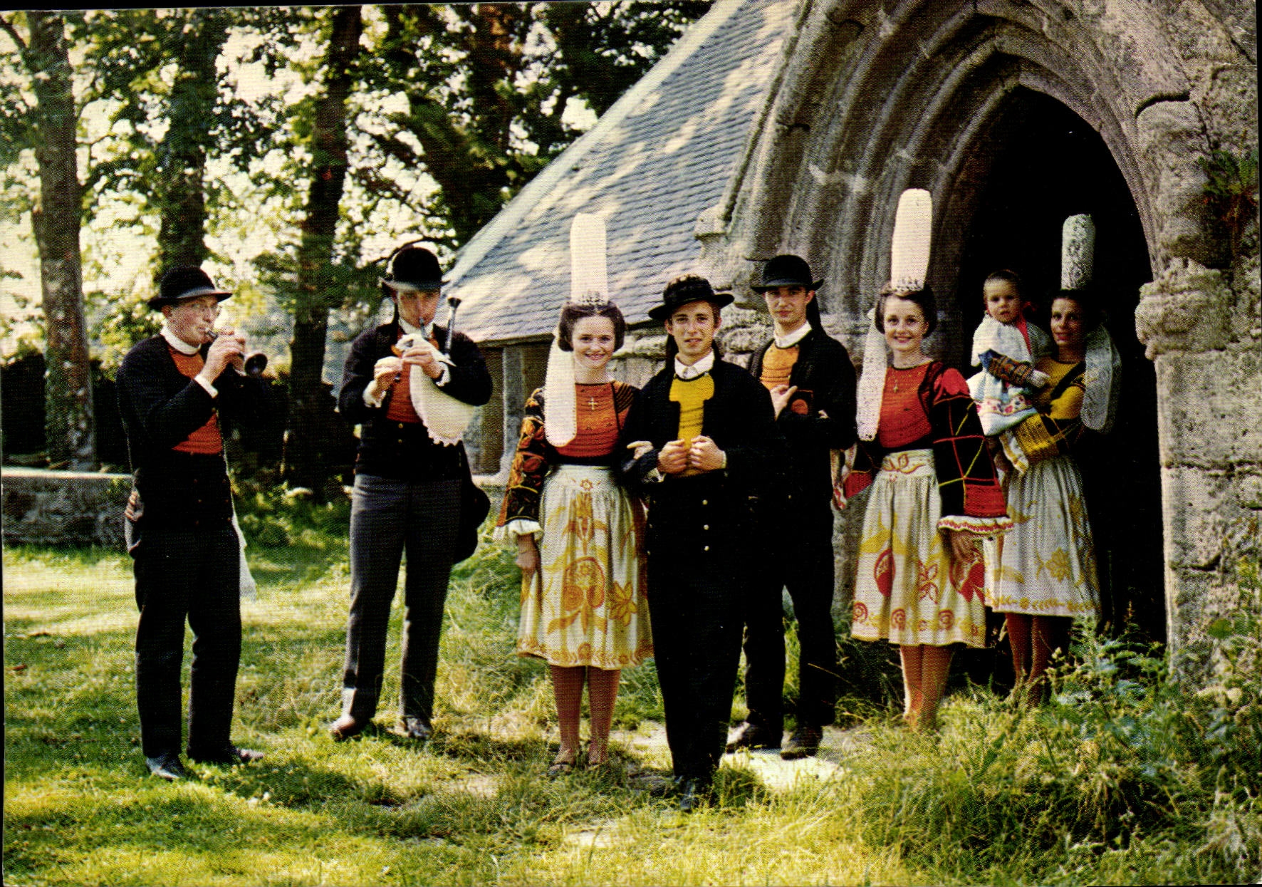 MODERN CARD Folklore of Brittany Old women stones and folklore Wedding with the Bigouden country