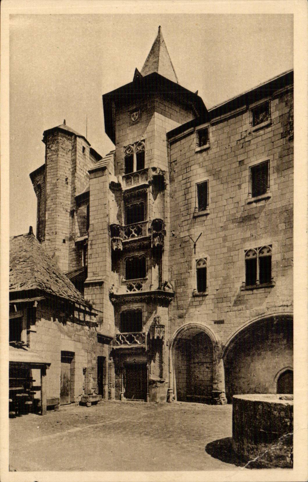 Saumer - the Castle - the Staircase - CPA