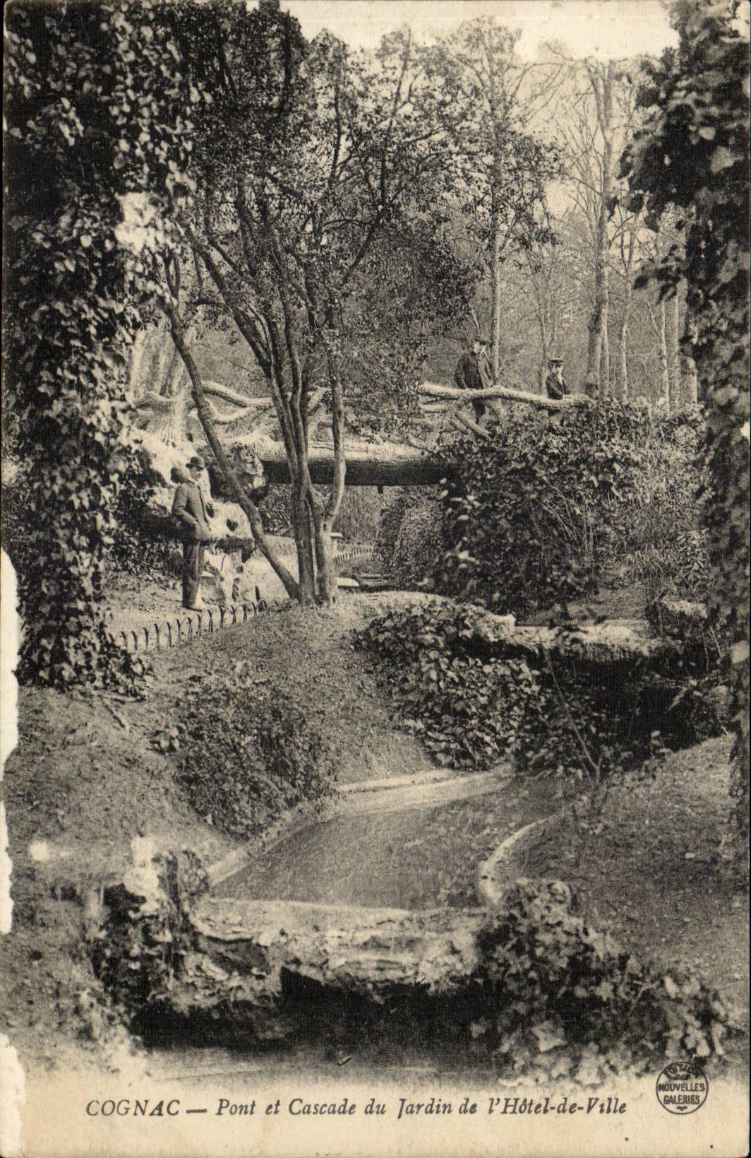 Cognac - Bridge and Cascades of the Garden E the Town hall - CPA