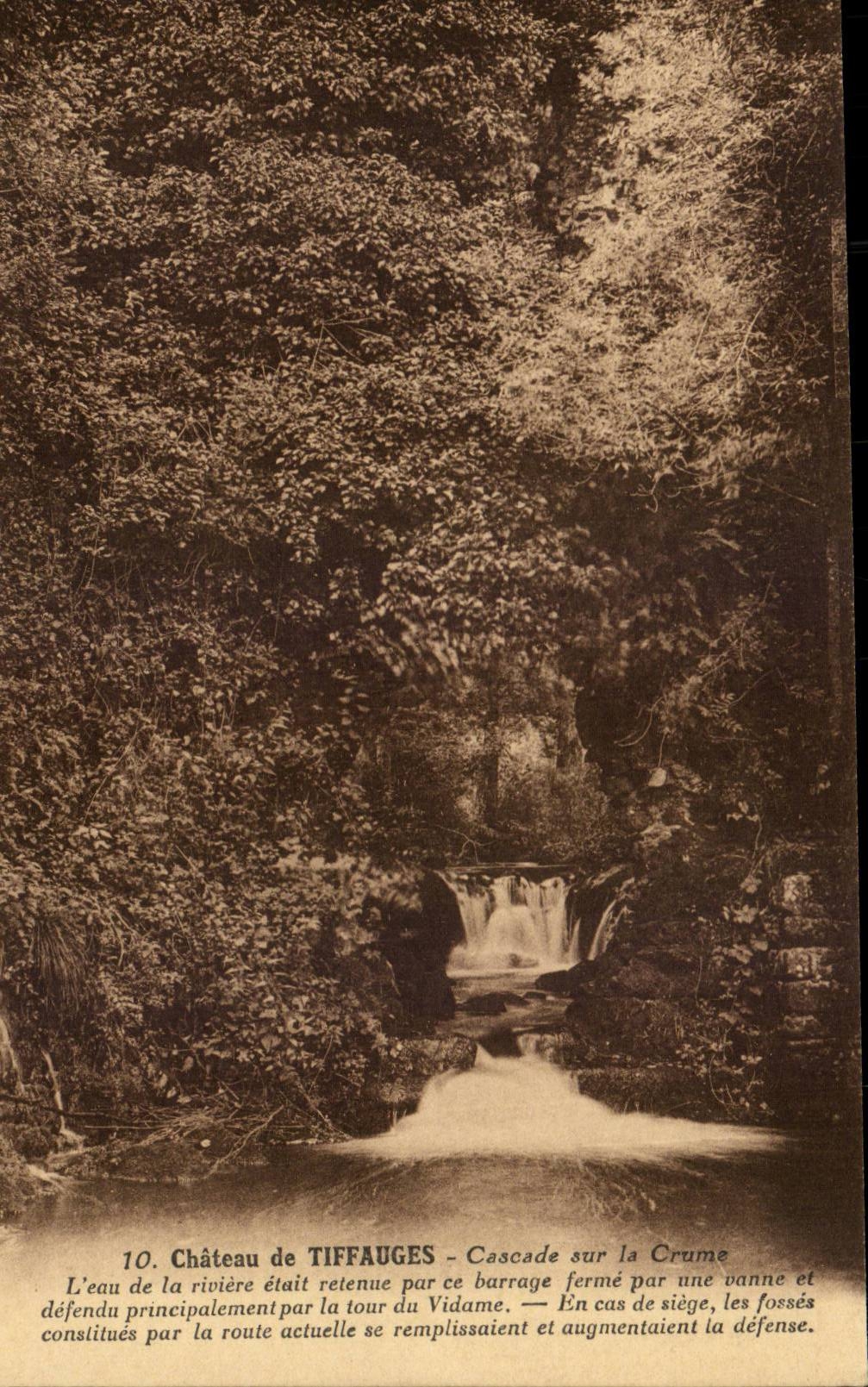 Schloss von Tiffauges - Kaskade auf Crume - CPA