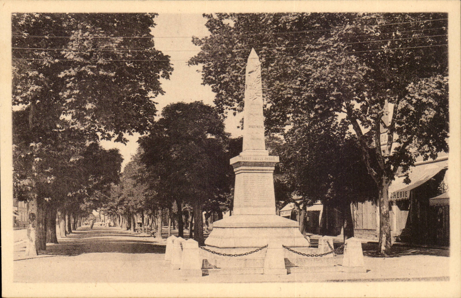Rieumes CPA Monument to the 80 died of the Great War