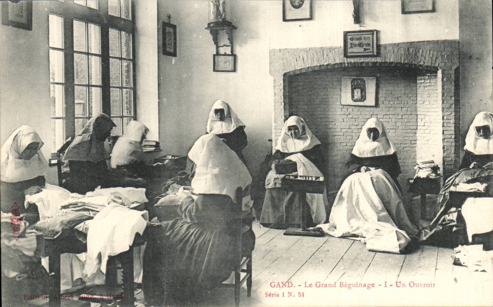 Belgie Belgium CPA large the beguinage a sewing room