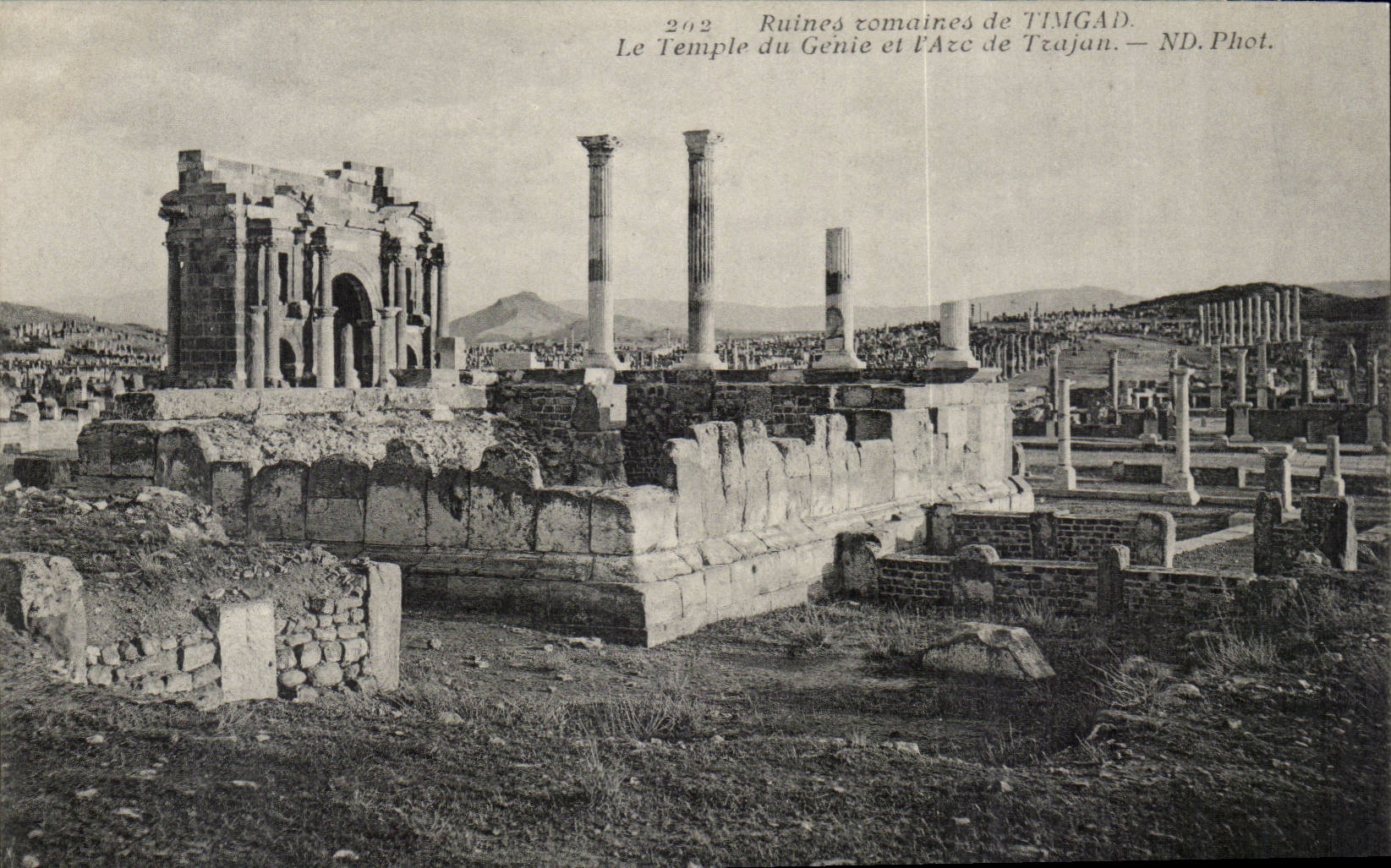 Romische Ruinen Algerien-CPA von Timgad der Tempel des Genies und der Bogen von Trajan