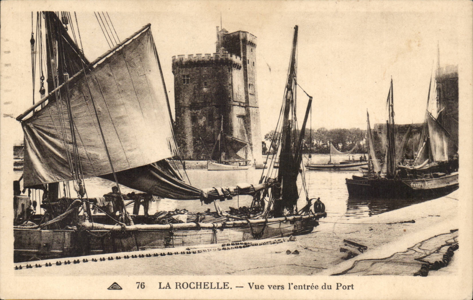 La Rochelle - Anblick in Richtung zum Hereinkommen des Hafens - CPA