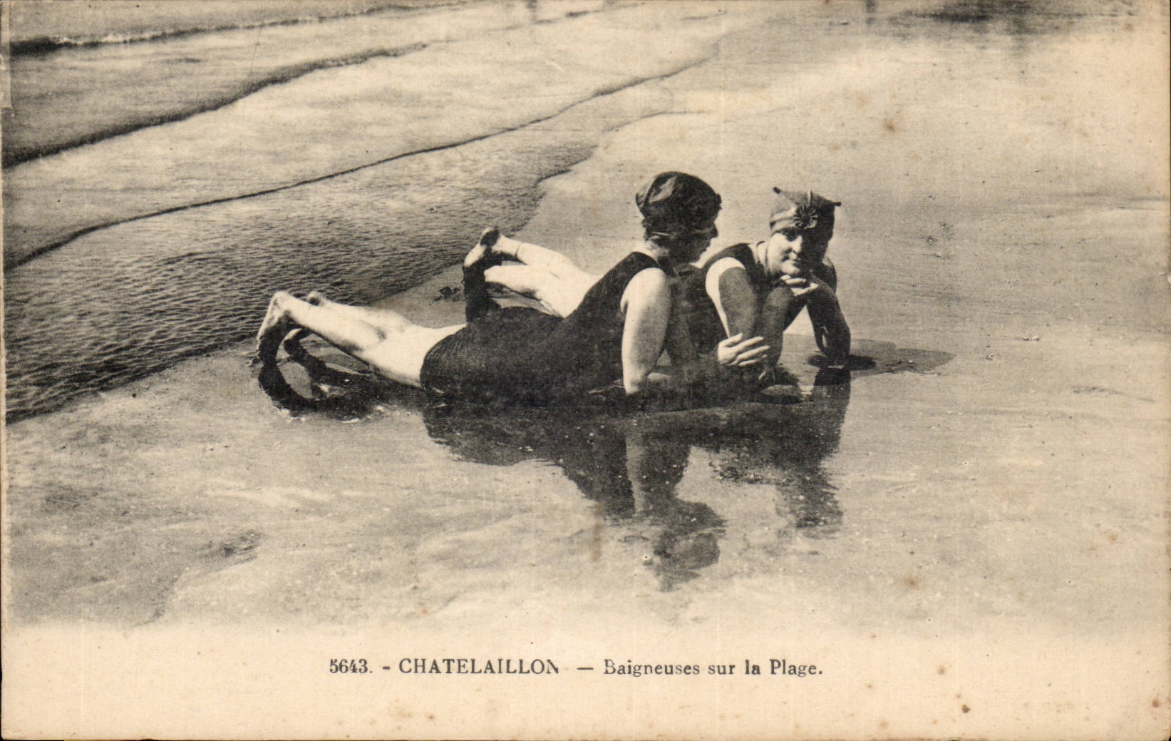 Chatelaillon CPA Bathers on the beach