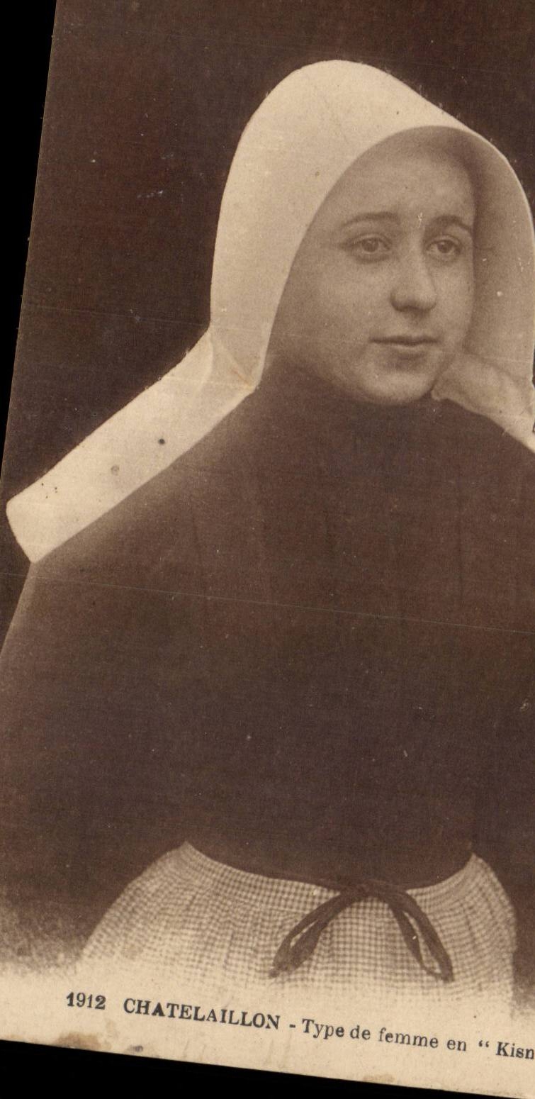 Standard Chatelaillon CPA of woman in Kisnot (folklore caps)