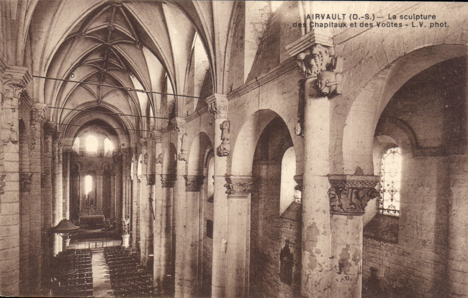 Airvault CPA sculpture of the capitals and the vaults