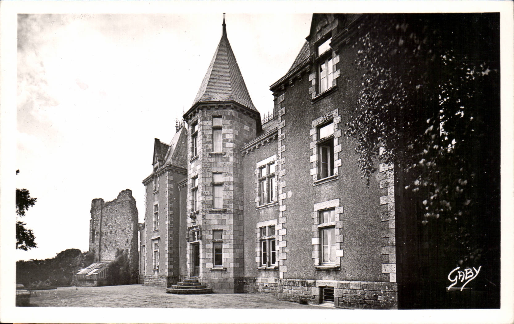 Bressuire CPA the modern castle