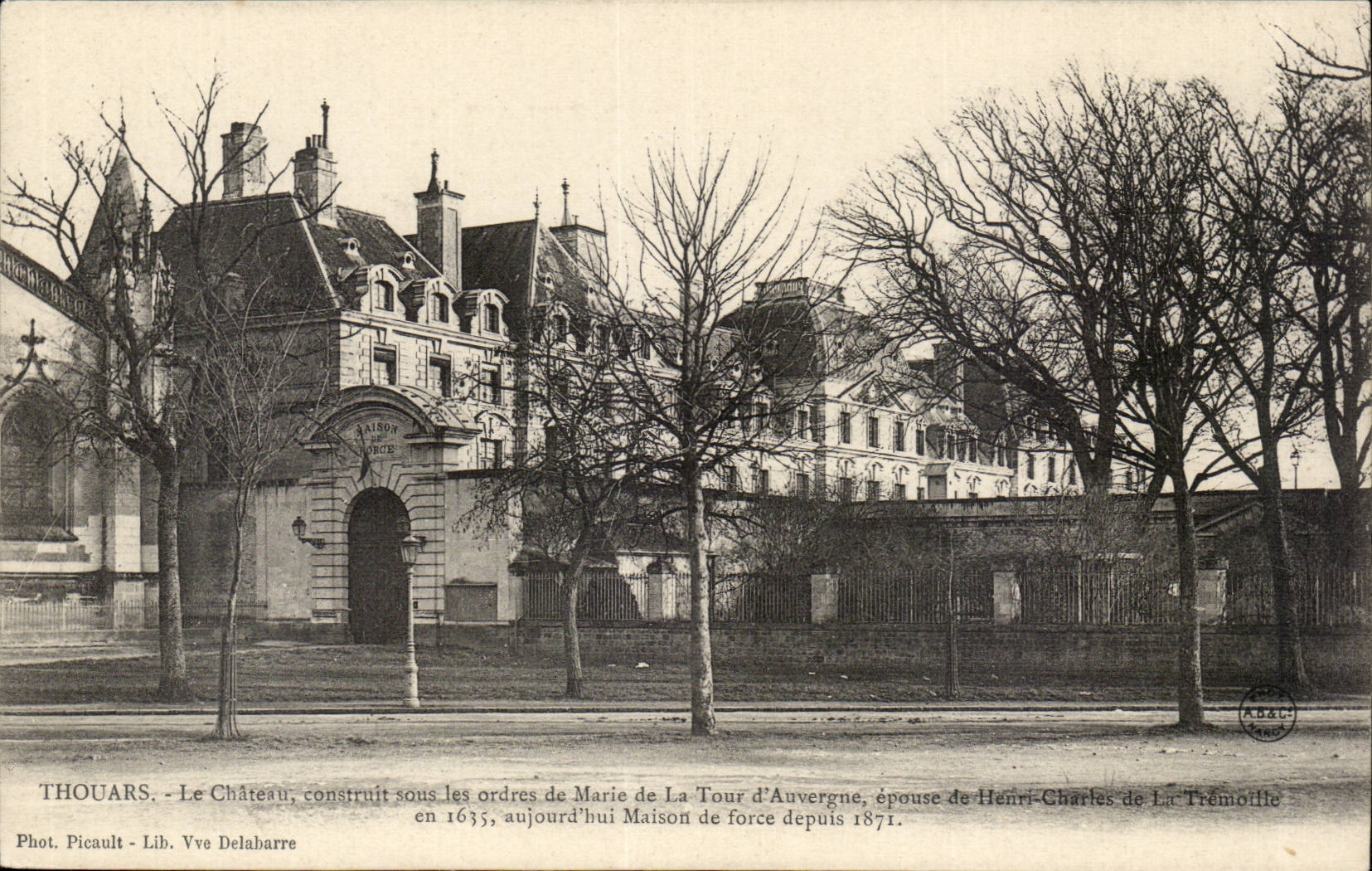 Thouars CPA das Schloss errichtet unter den Auftragen des Aufsatzes von Auvergne
