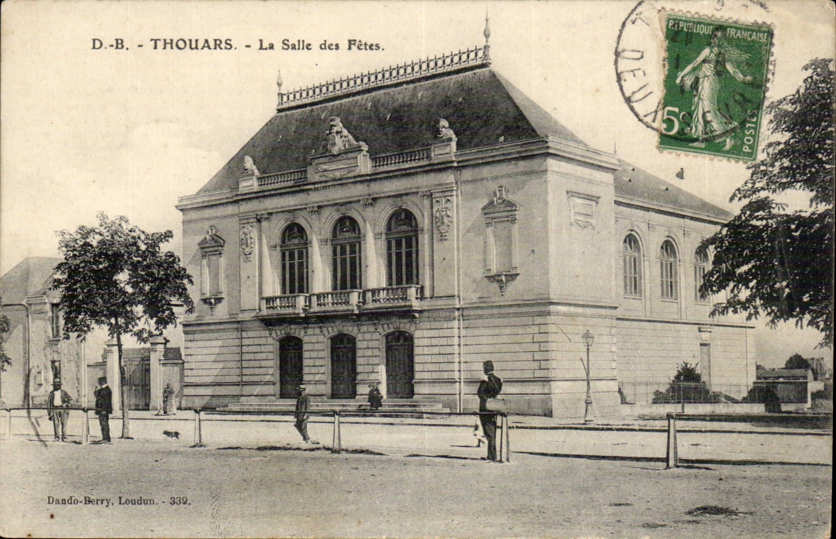 Thouars - die Dorfhalle - CPA