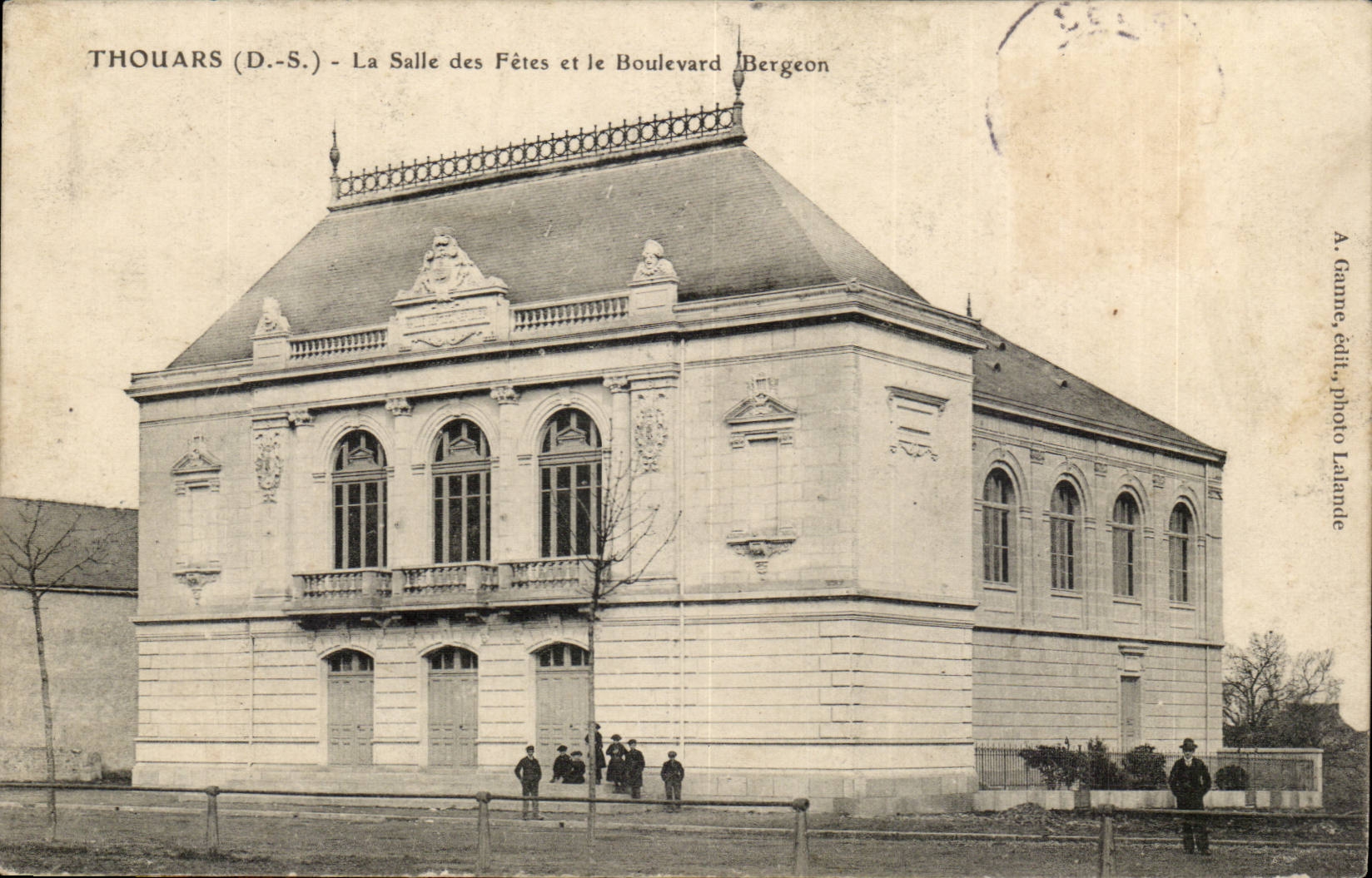 Thouars - die Dorfhalle und die Bergeon Prachtstrasse - CPA