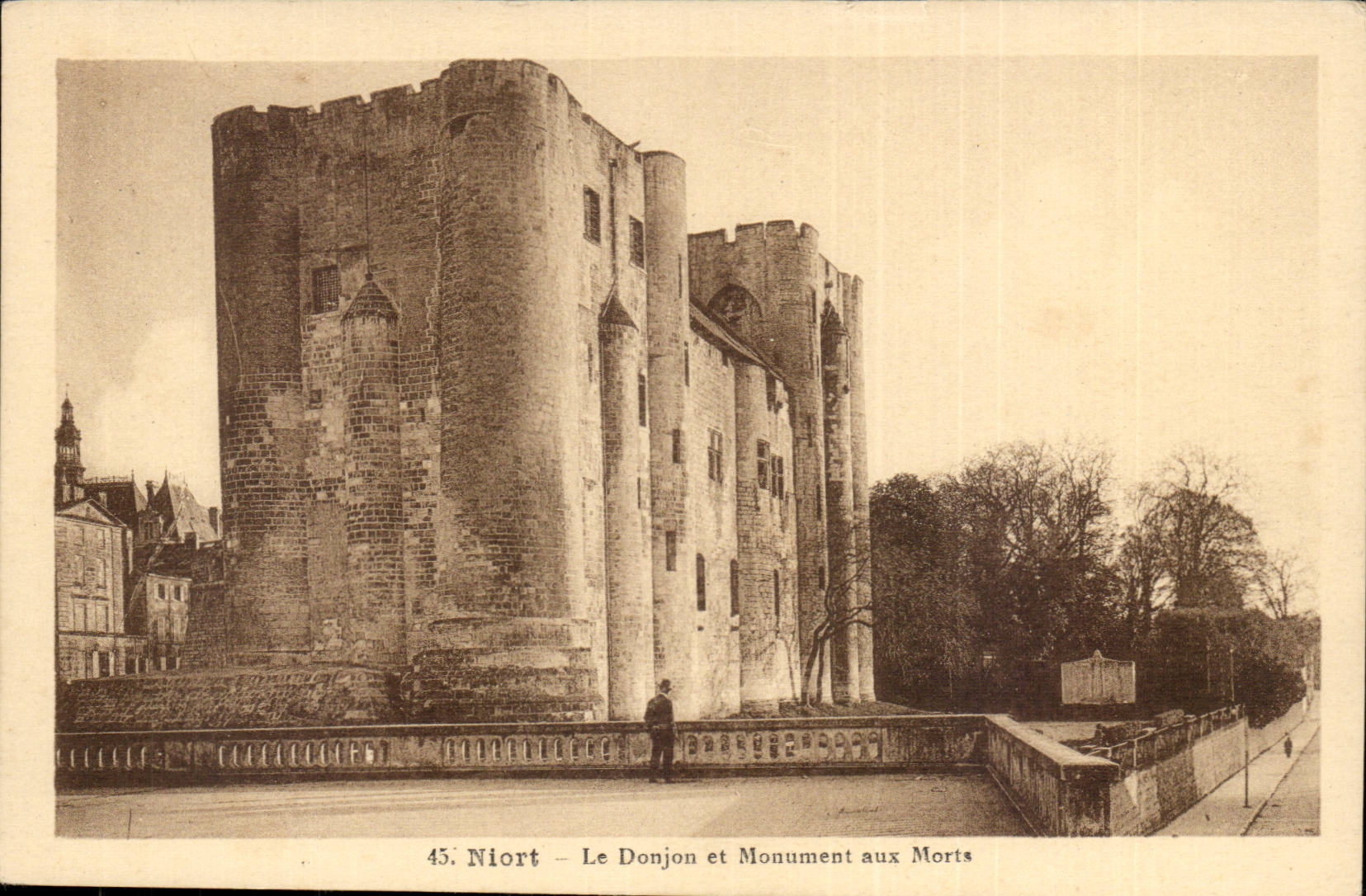 Niort CPA the keep and the war memorial