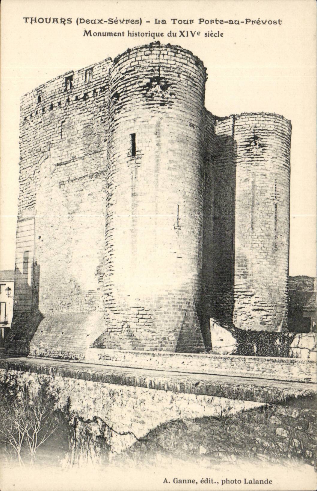 Thouars CPA the tower Gate in Prevost