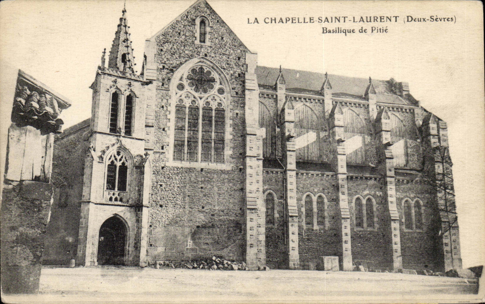 La Chapelle SAINT LAURENT CPA Basilica of Pity