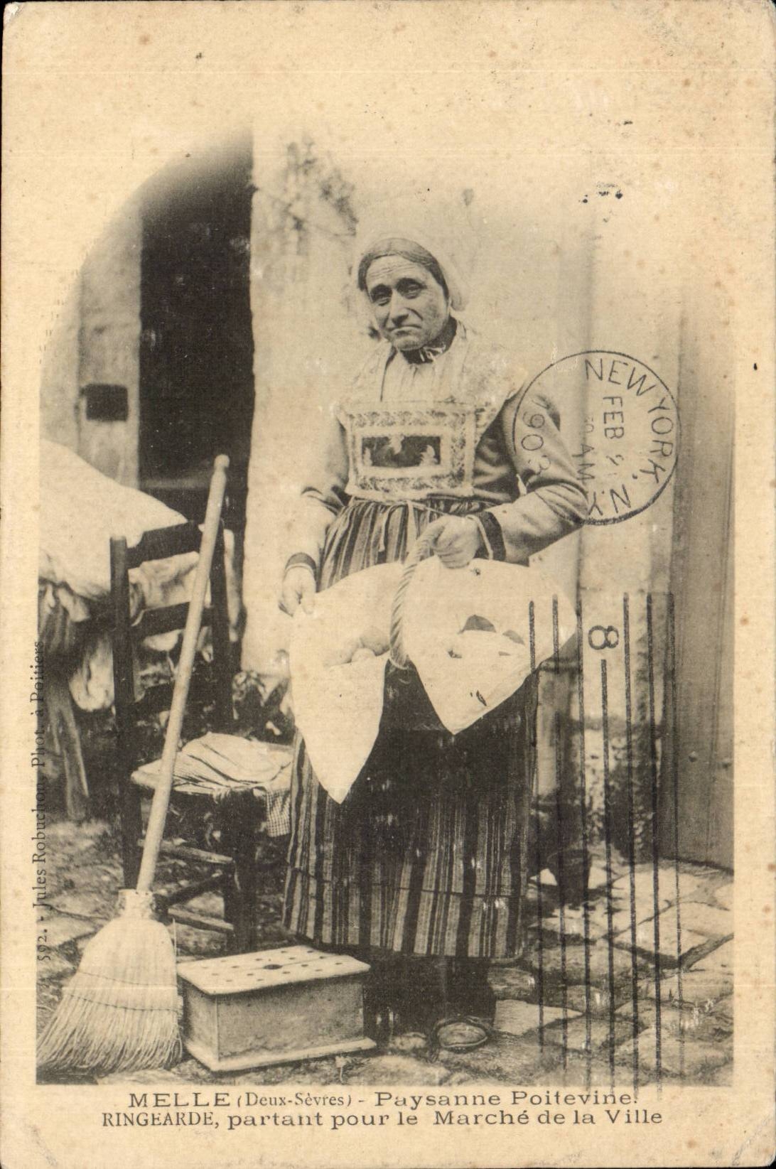 Peasant Miss CPA poitevine Ringearde leaving for Market city TOP