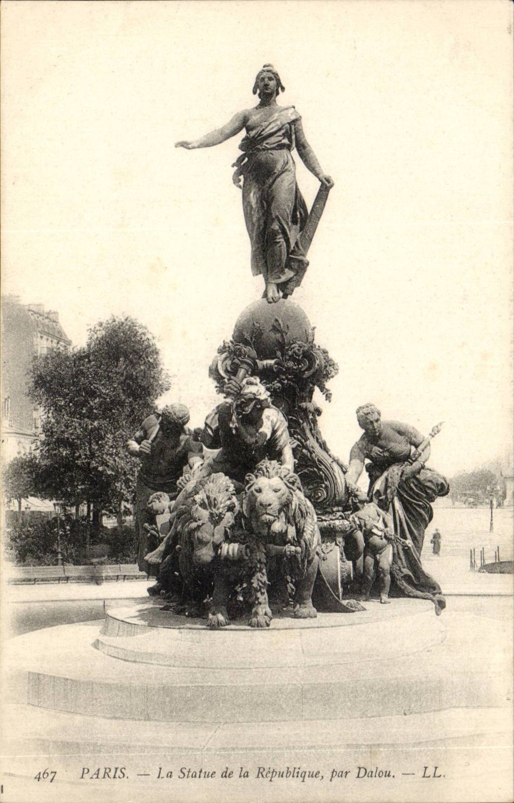 Paris CPA Statue of the Republic by Dalou (lion)