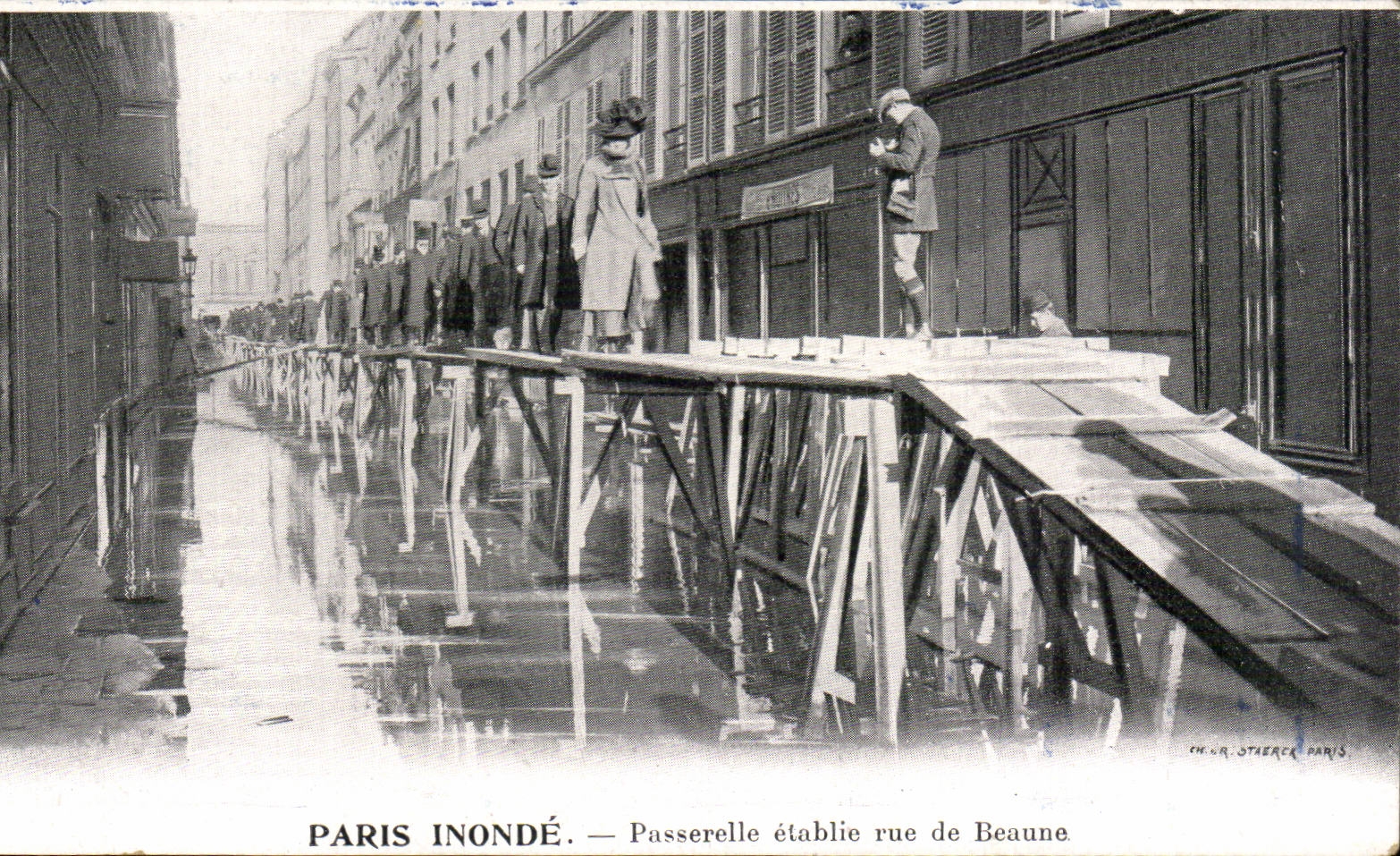 Paris CPA Paris inonde Passerelle etablie rue de Beaune Publicite Kabiline Teinture de menages