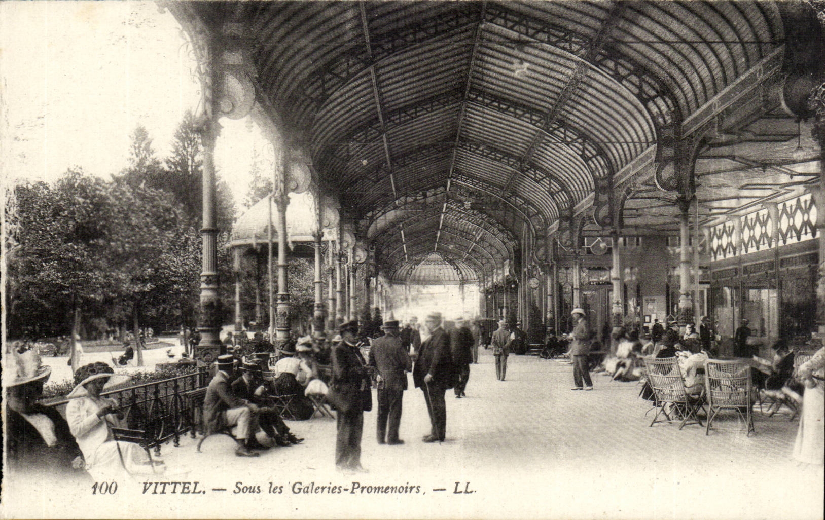Vittel CPA Under the galleries promenades