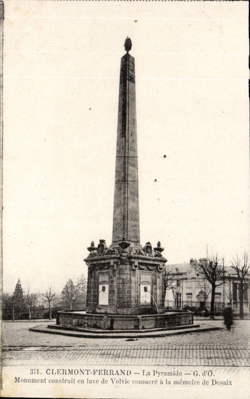 Clermont-ferrand CPA welches das Pyramidedenkmal das in der Lava von Volvic errichtet wird dem Gedachtnis von Desaix sich widmet