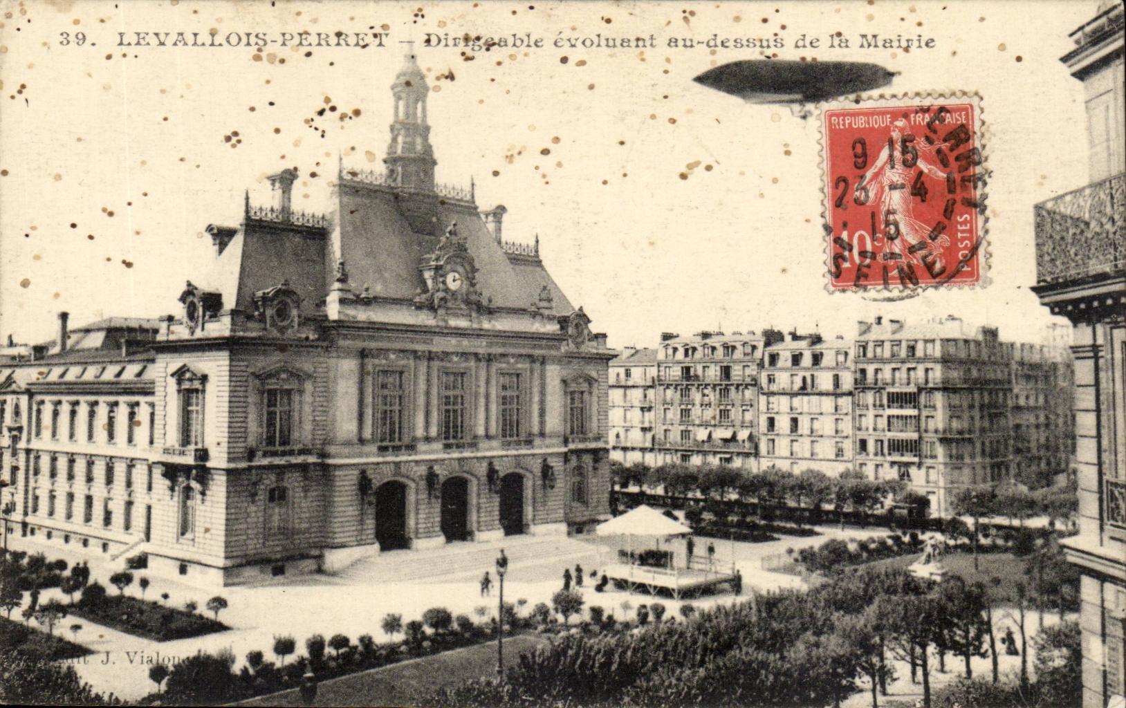 Levallois PErret CPA Dirigeable evoluant au dessus de la mairie (zeppelin ballon)