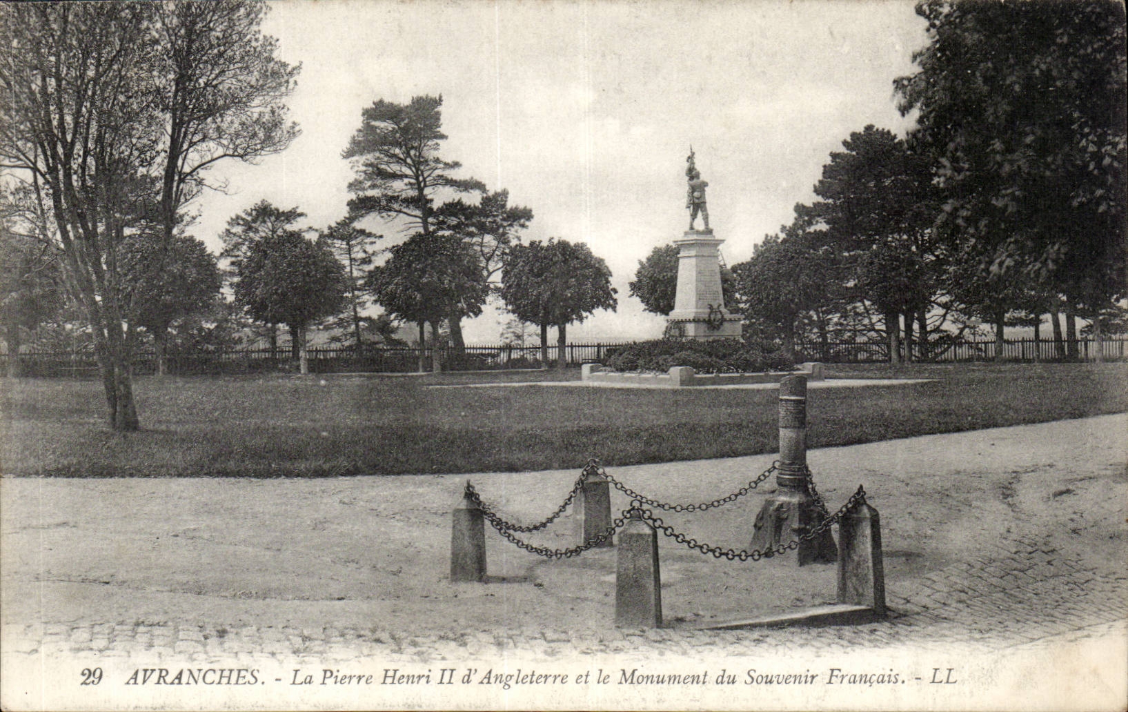 Avranches - la Pierre Henri II d'Angleterre et le Monument du Souvenir Francais CPA 