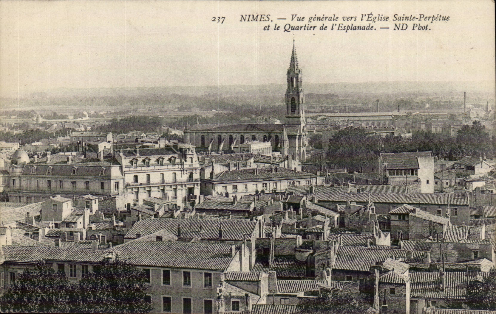 Nimes - Ansicht in Richtung zur Kirche verewigt Saint und der Bezirk des Esplanade - CPA