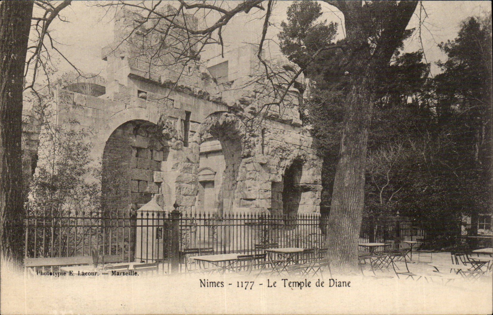 Nimes - der Tempel von Diane - CPA