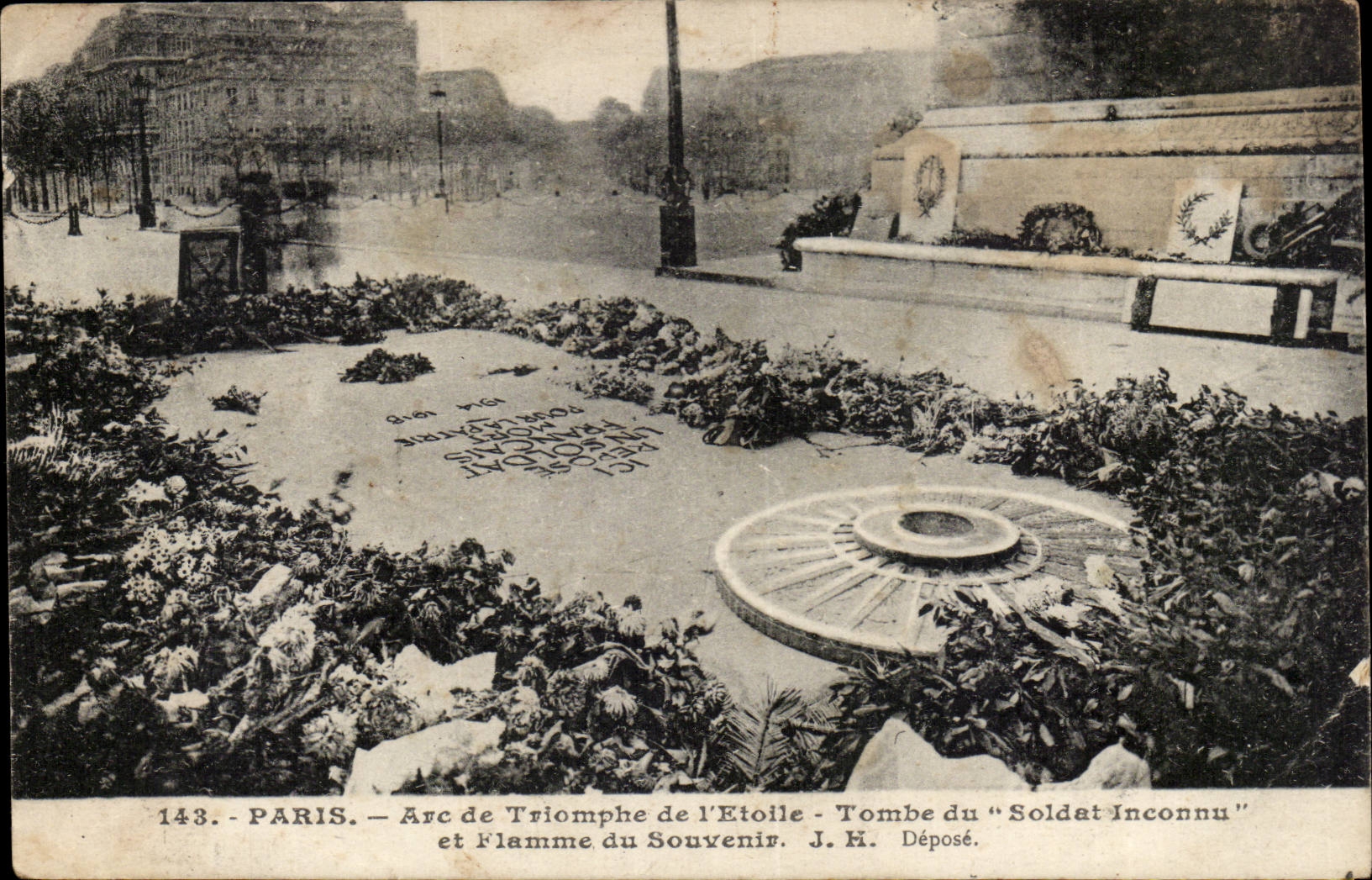 Paris CPA Arc de Triomphe of star Falls from the unknown soldier and flame of the memory