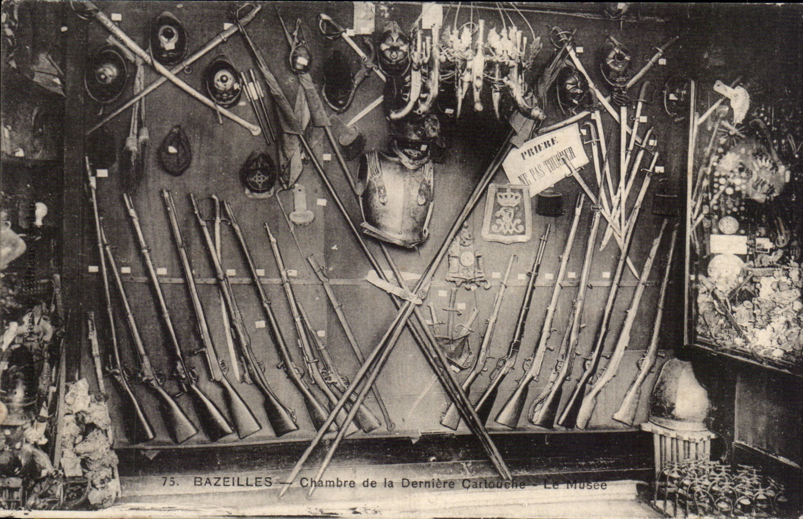 Bazeilles - Room of the Last Cartouche - the Museum - CPA Weapons Armor rifle