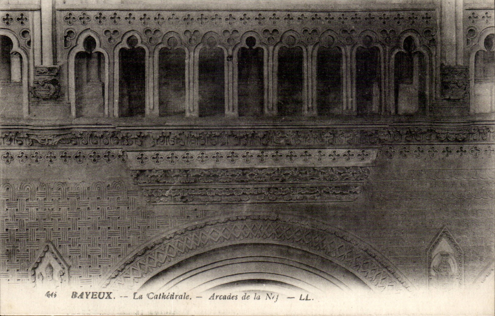Bayeux CPA die Kathedrale Saulengange des Nave