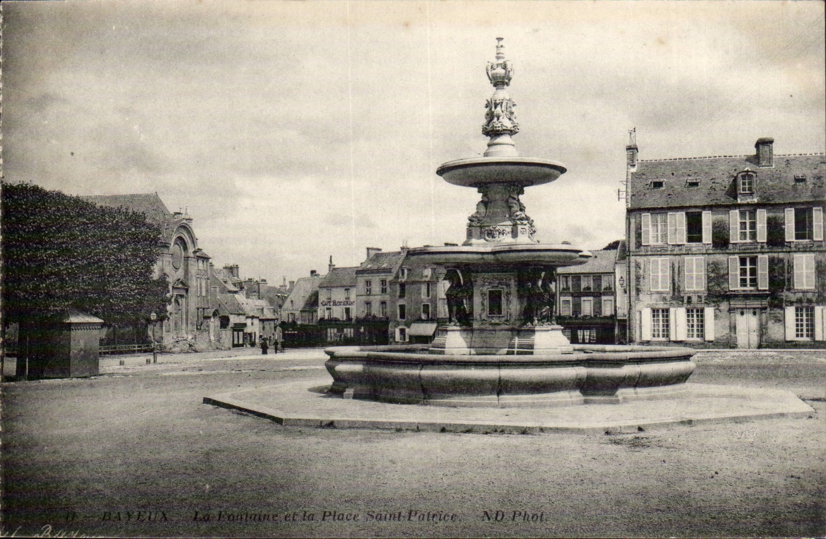 Bayeux CPA der Brunnen und der Platz Saint Patrice