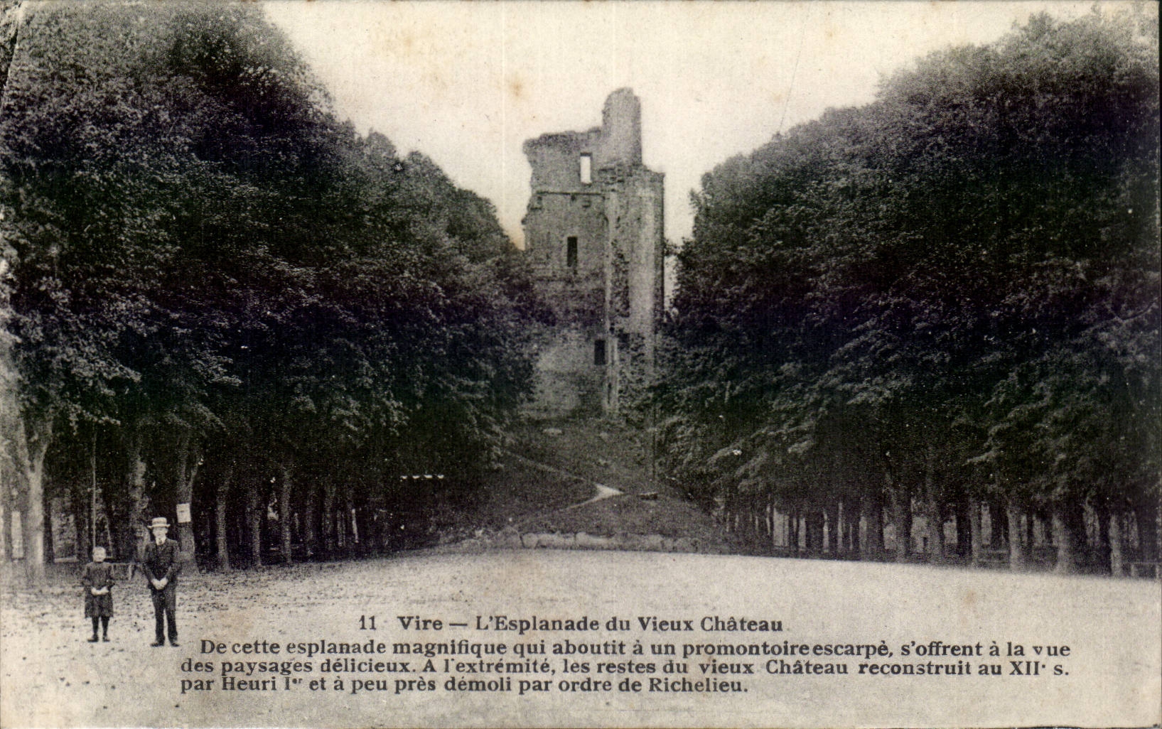 Vire CPA L'esplanade du vieux chateau