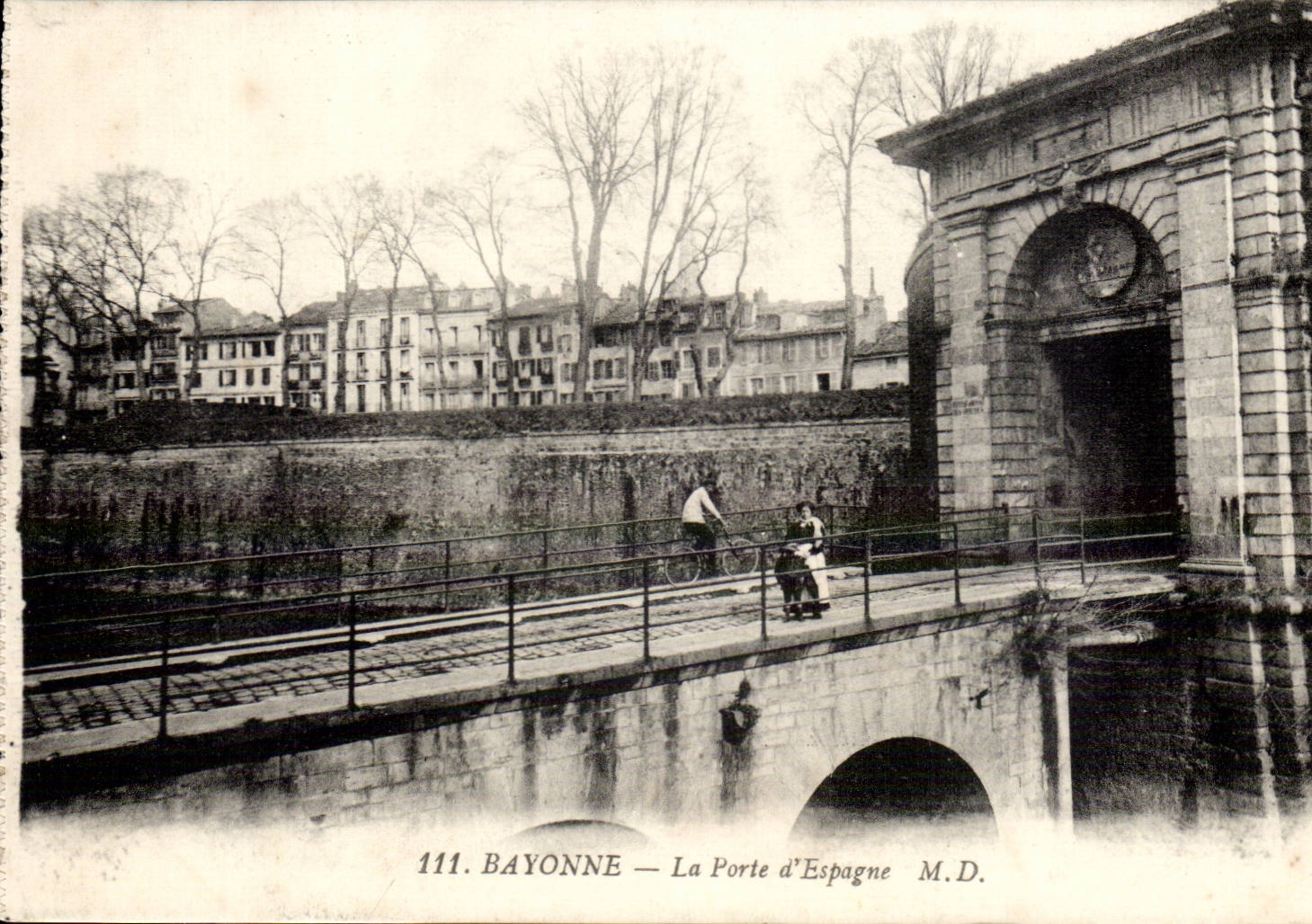 Bayonne cPA the door of Spain