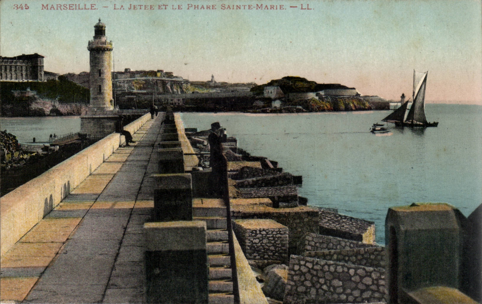 Marseille CPA La jetee et le phare Sainte Marie (lighthouse)
