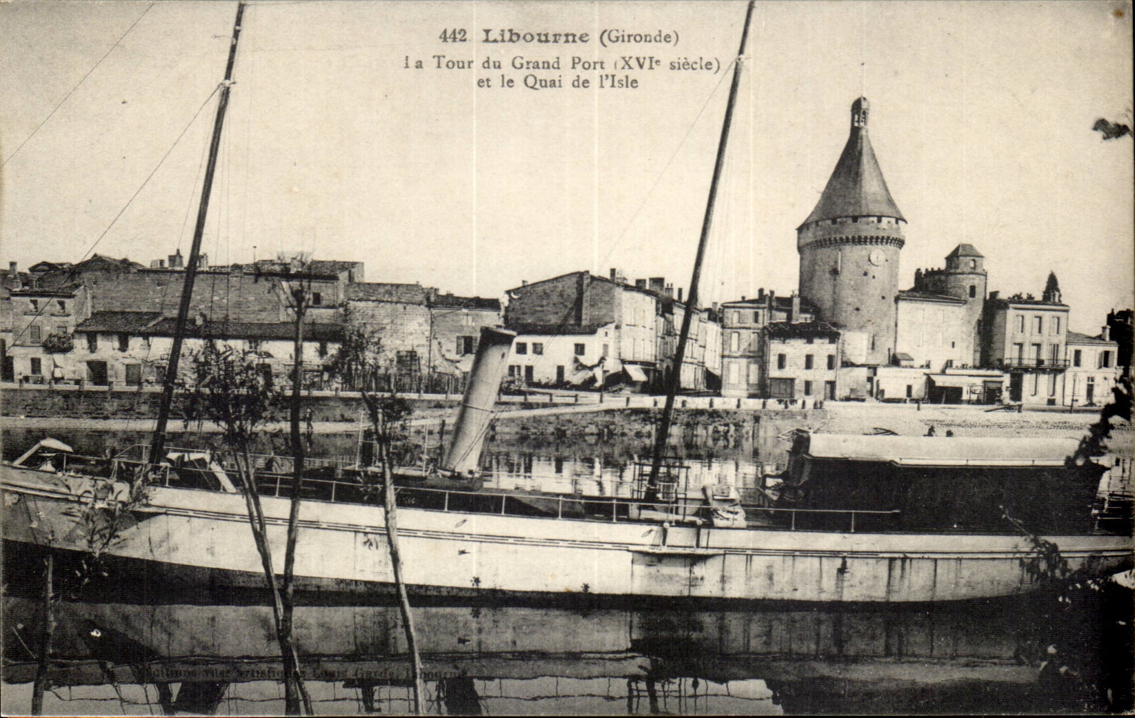 Libourne cPA the tower of the large port and the quay of Isle
