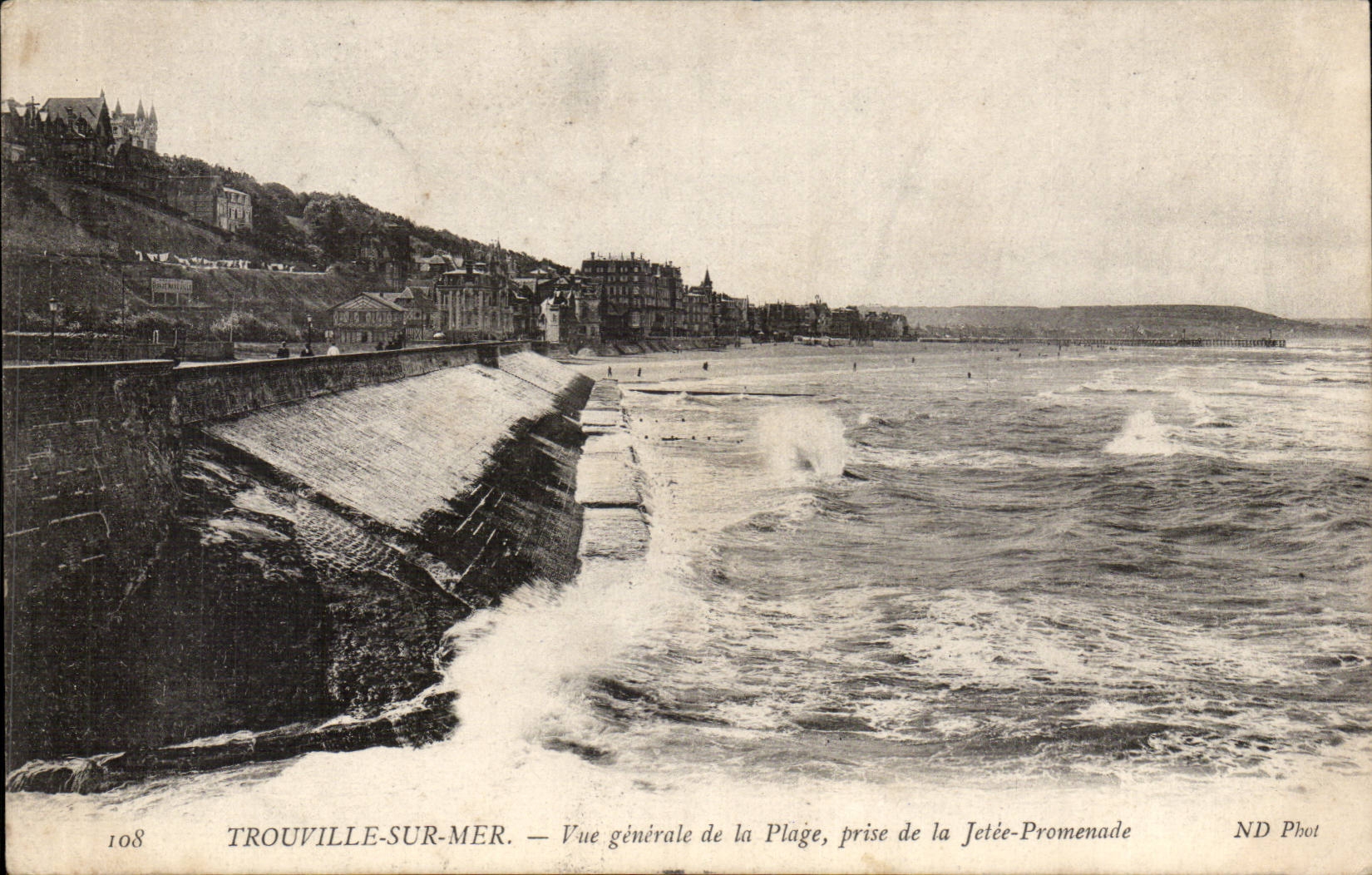 Trouville auf Ansicht des MeerCPA des Strandes genommen vom Pierweg