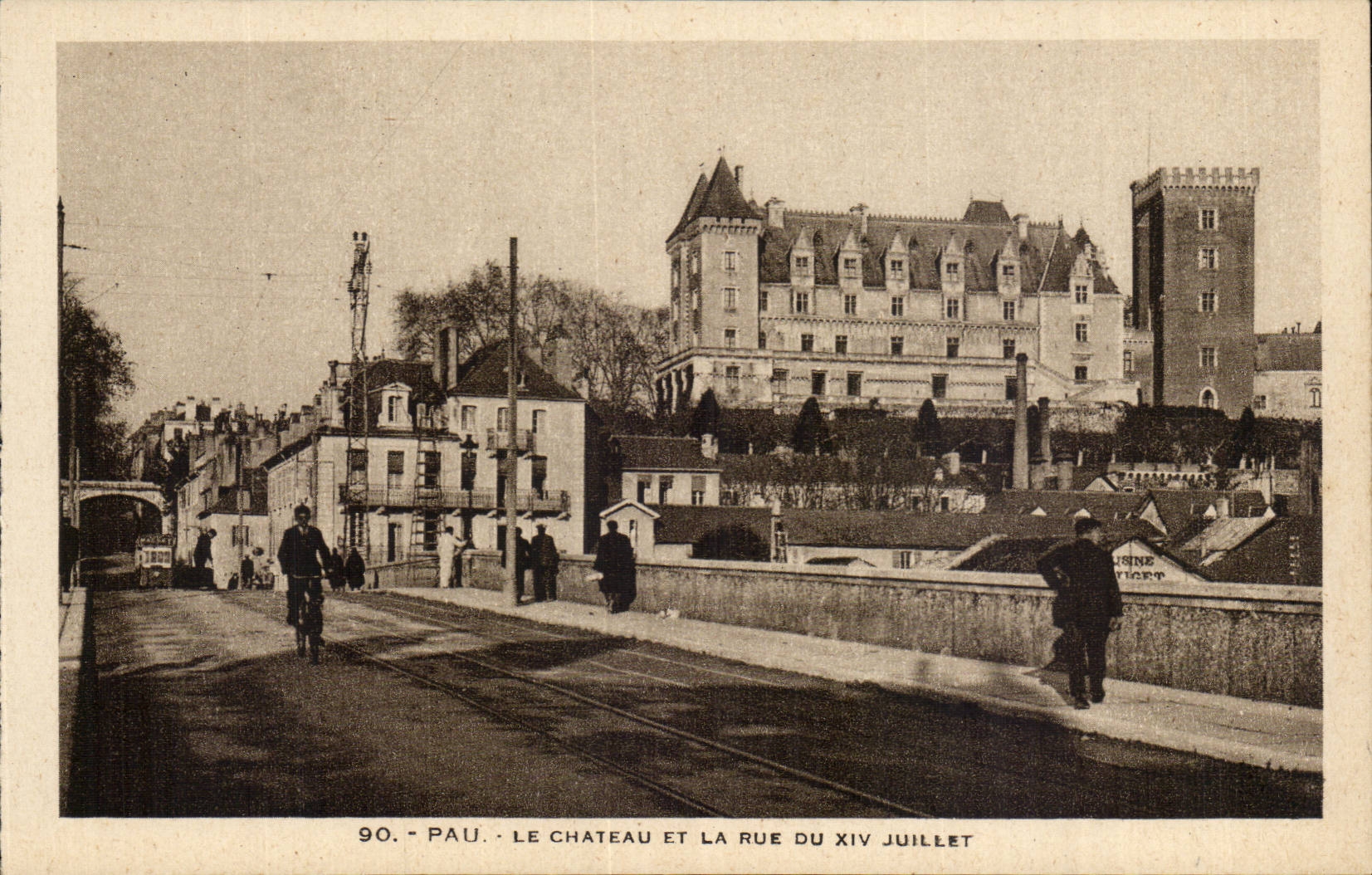 pau CPA Le chateau et la rue du 14 juillet