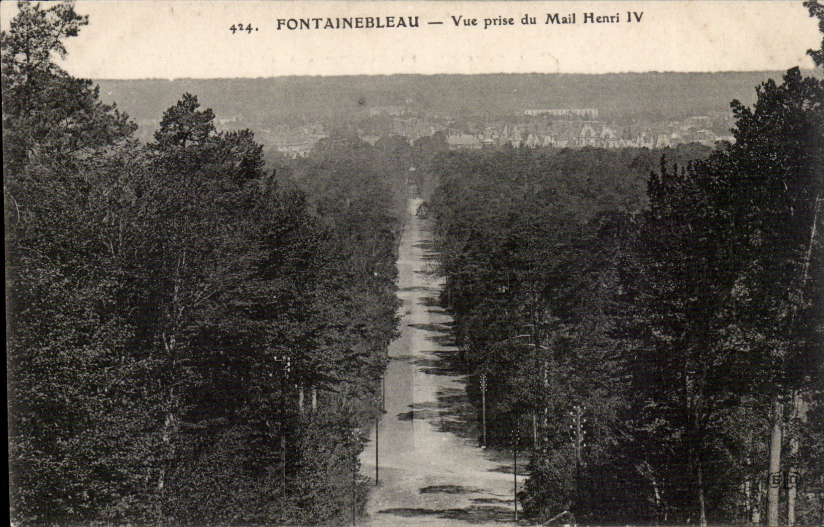 Fontaineableau CPA Seen from of the Mall Henri IV
