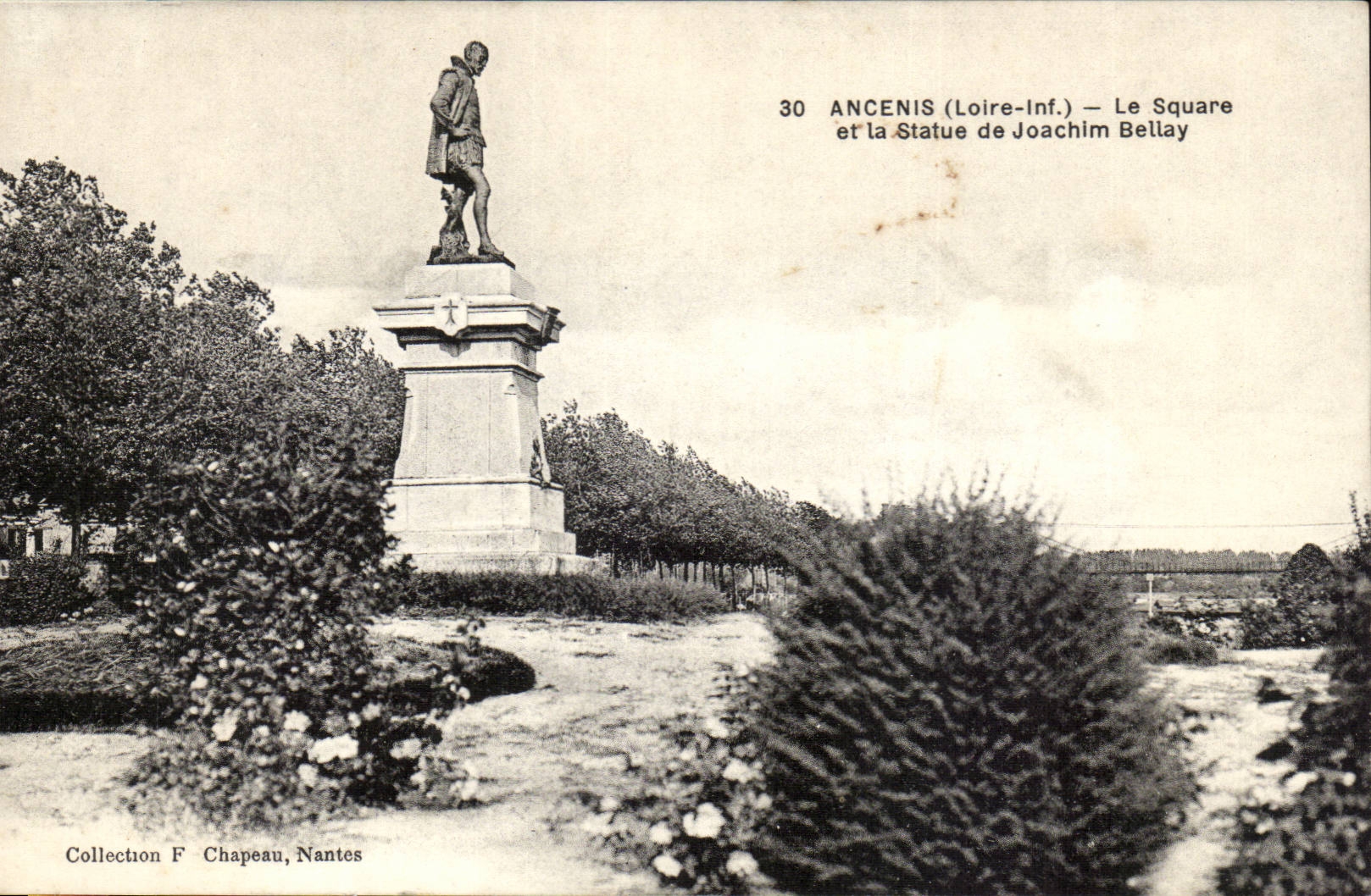 Ancenis CPA the public garden and Statue of Joachim Bellay