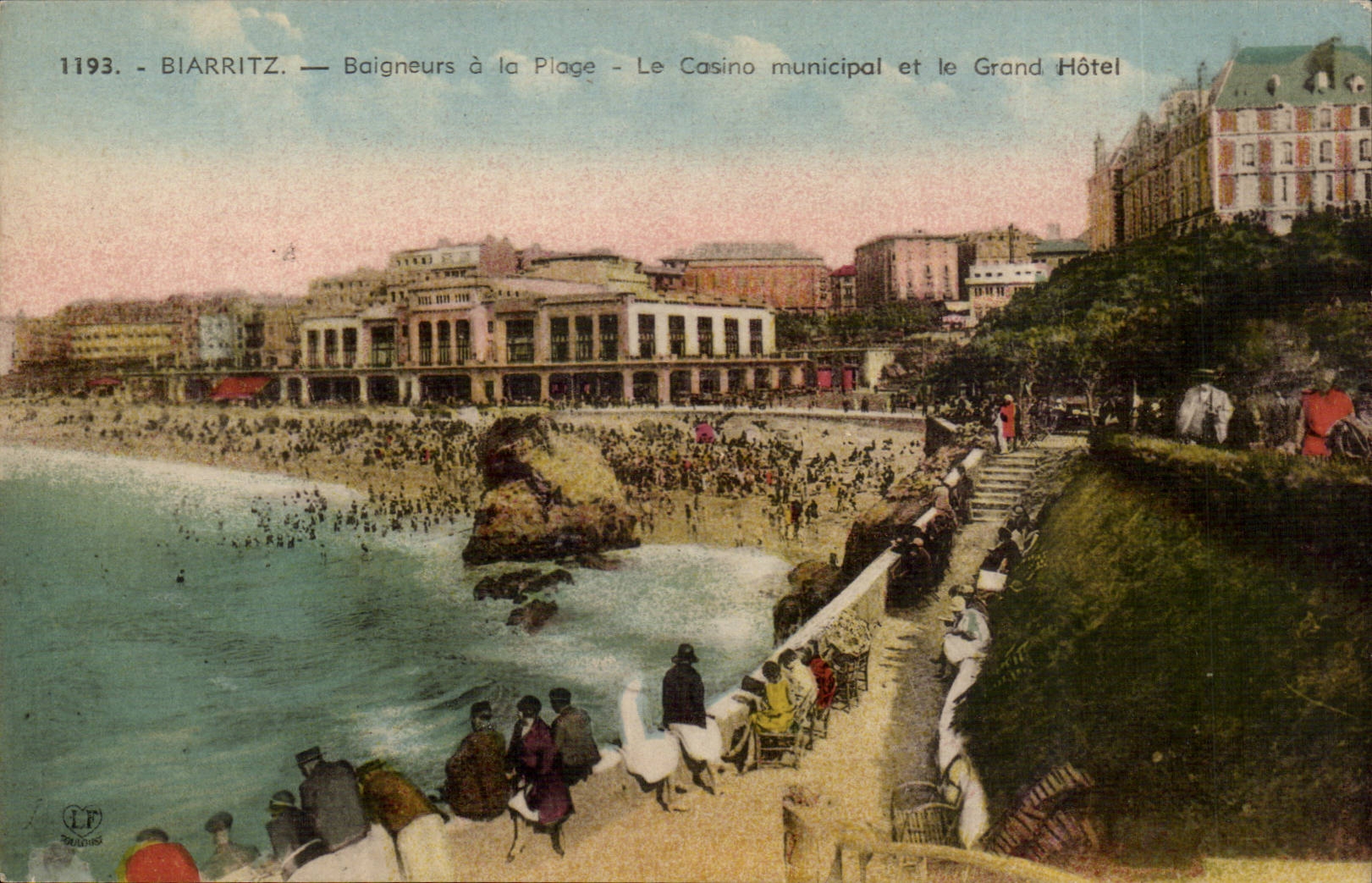 Biarritz - Baigneurs a la Plage - Le Casino Municipal et le Le Grand Hotel CPA 