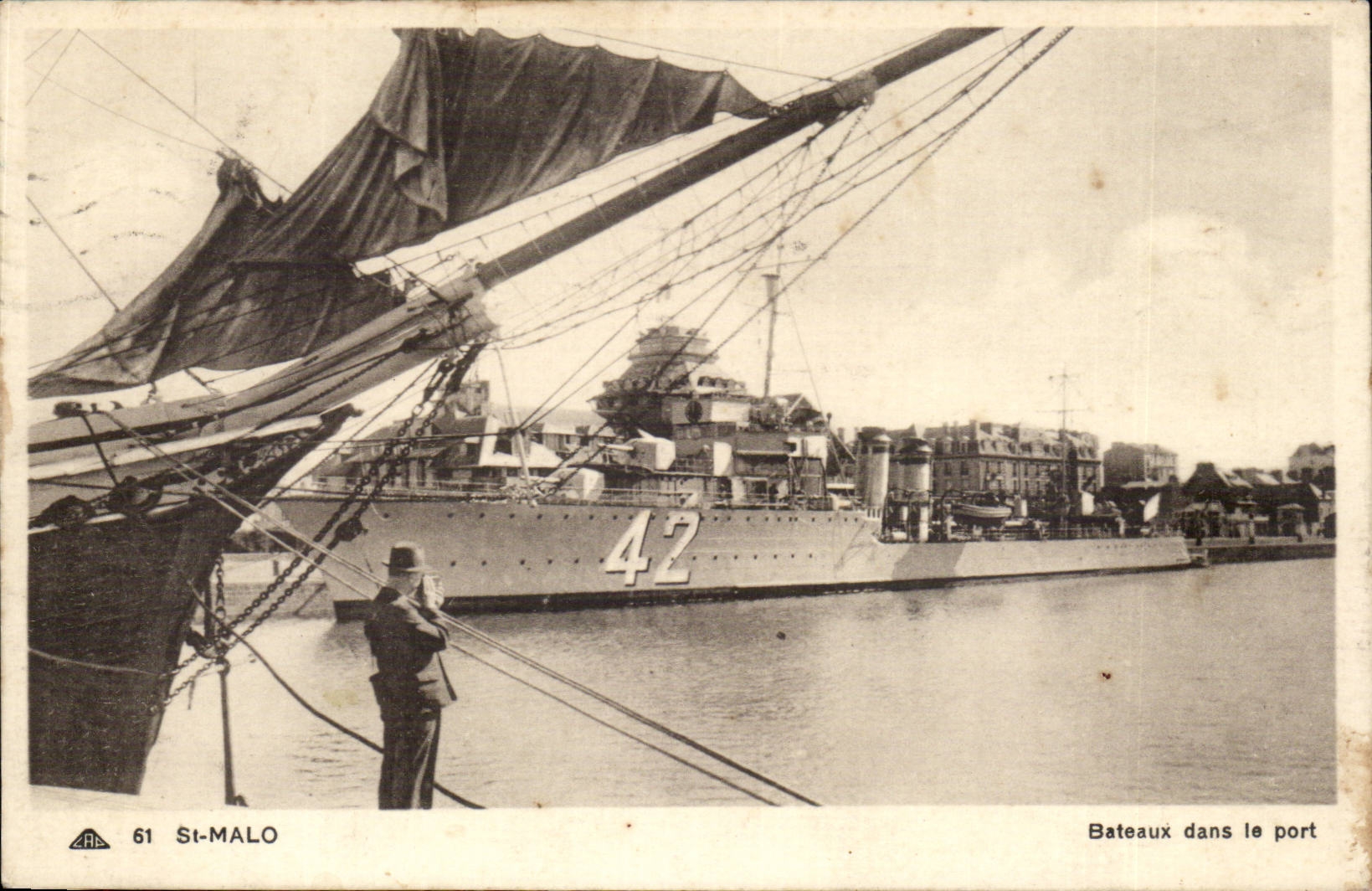 Saint Malo CPA Bateaux dans le port