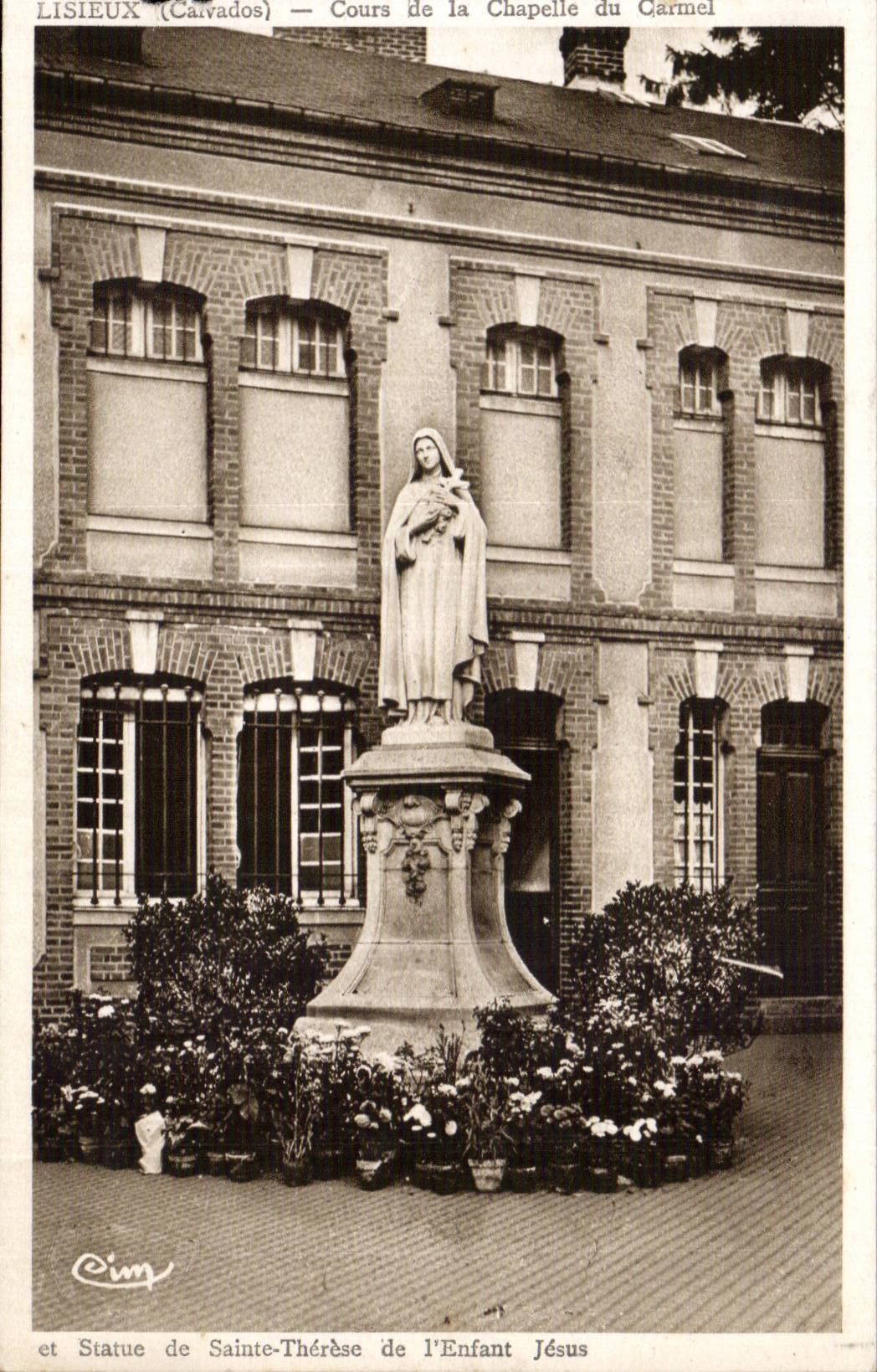 Lisieux CPA Kurs der Wolbung von Carmel und der Statue von Sainte Therese des Jesus-Kindes