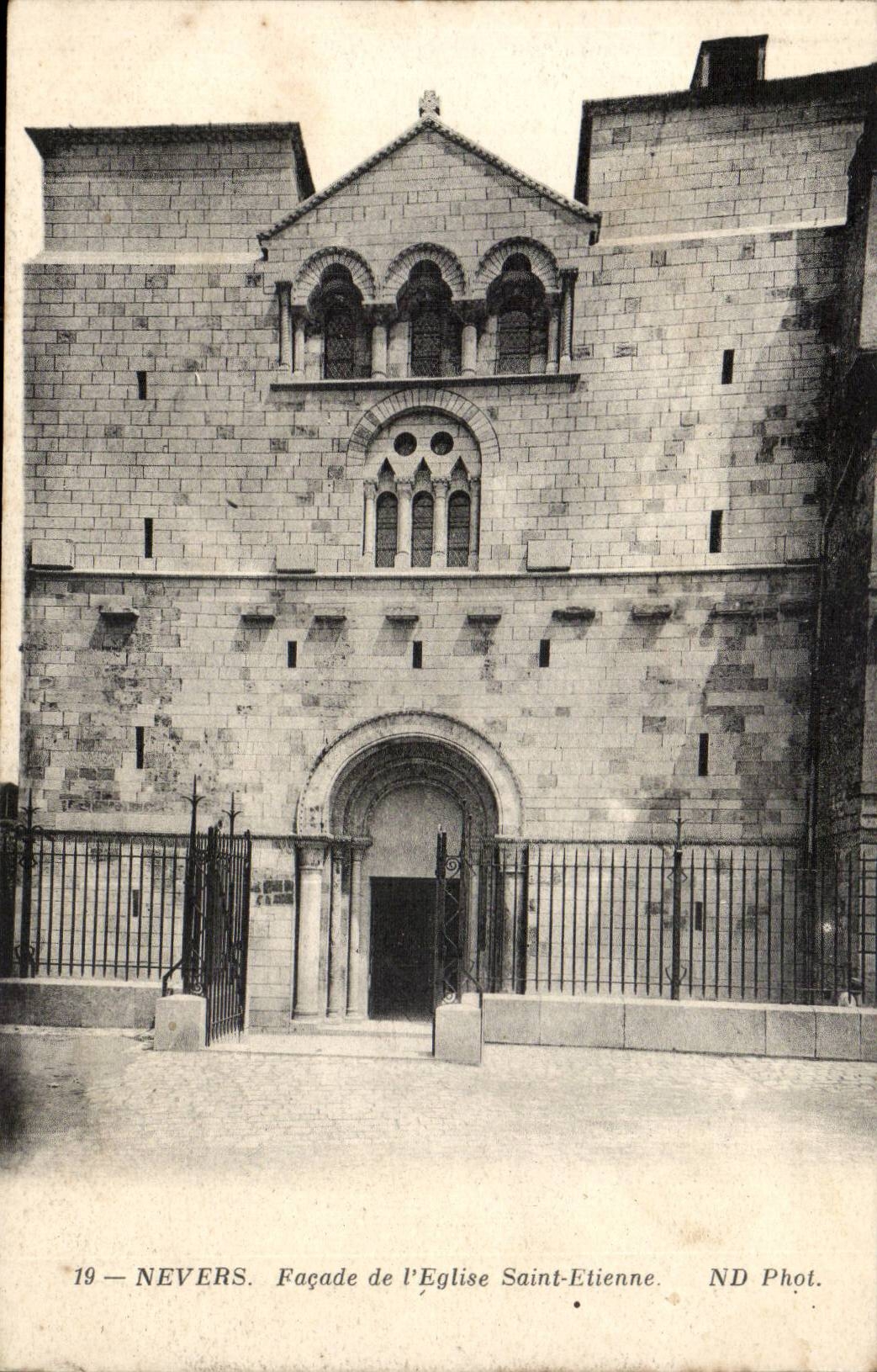 Nevers CPA Front der Kirche Saint-Etienne
