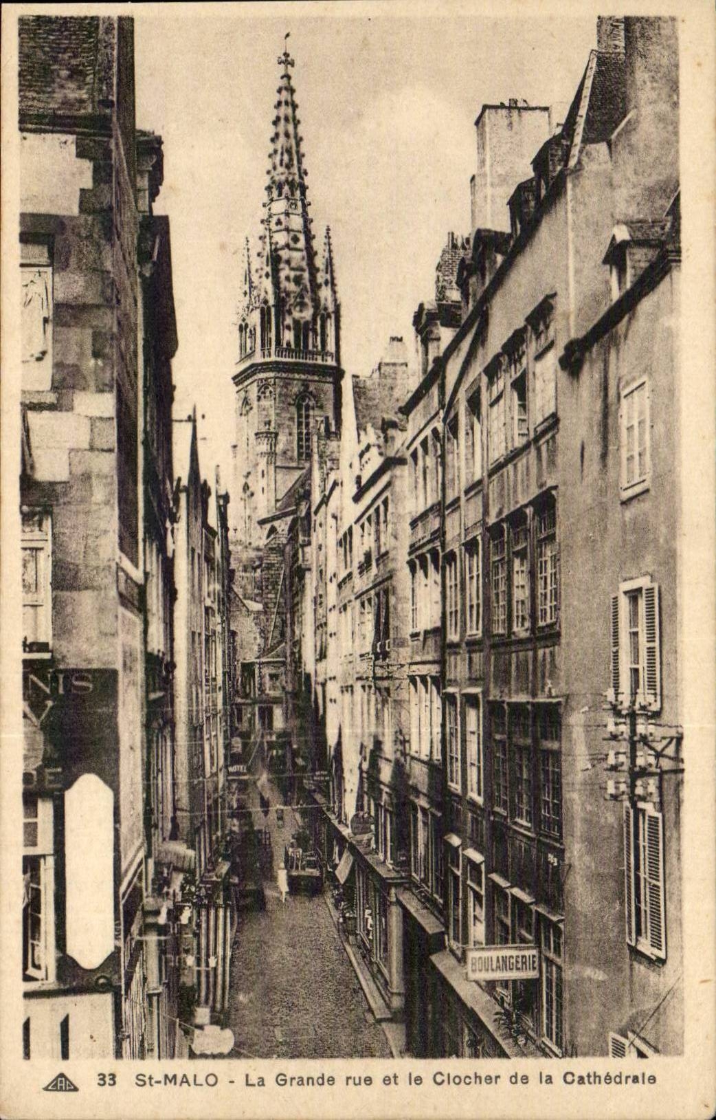 Saint Malo - Hauptstrasse und der Glocke-Aufsatz von der Kathedrale - CPA