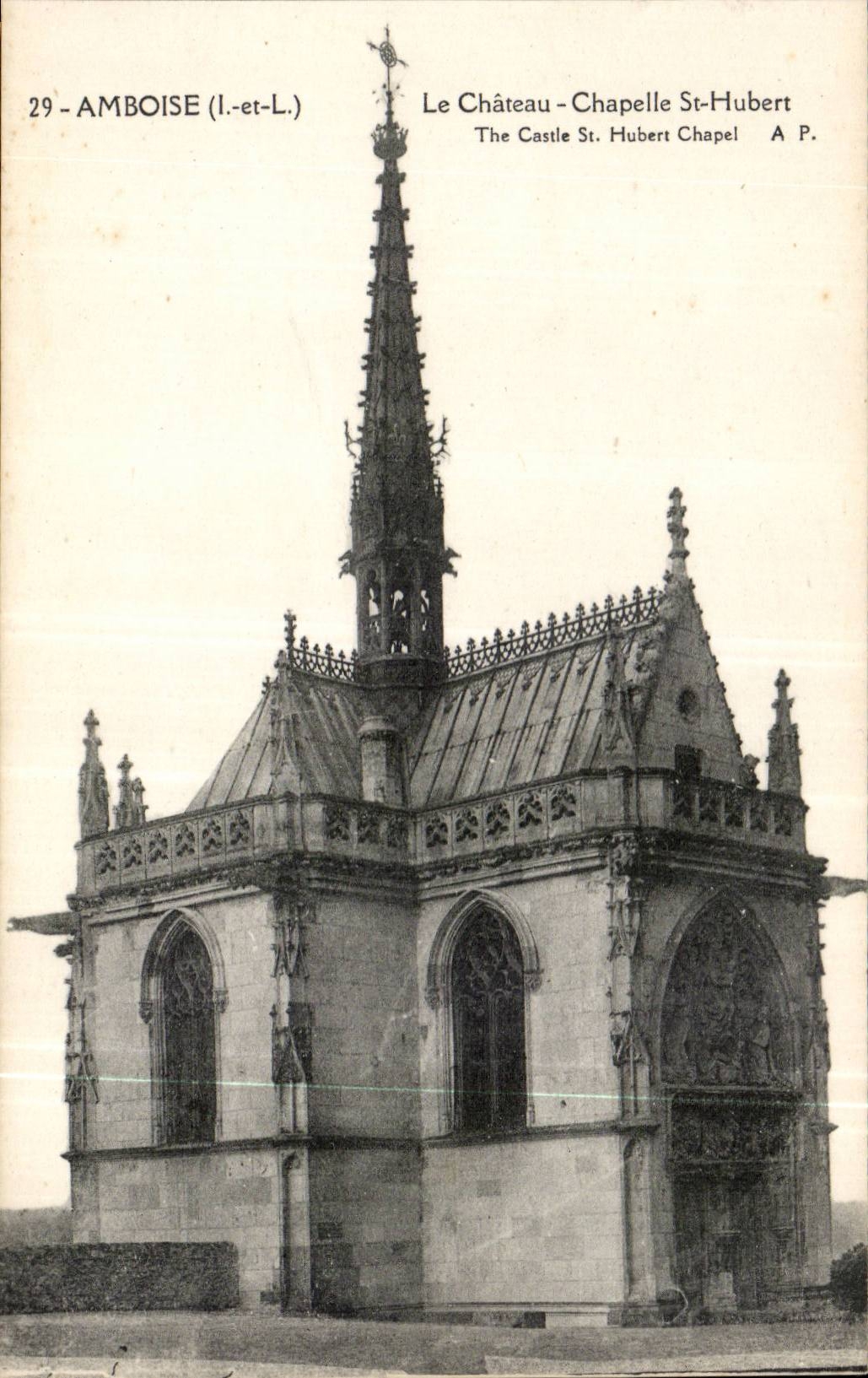 Amboise CPA Le chateau Chapelle St Hubert