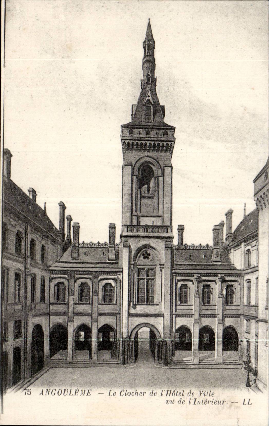 Angouleme CPA Clocher de l'hotel de ville